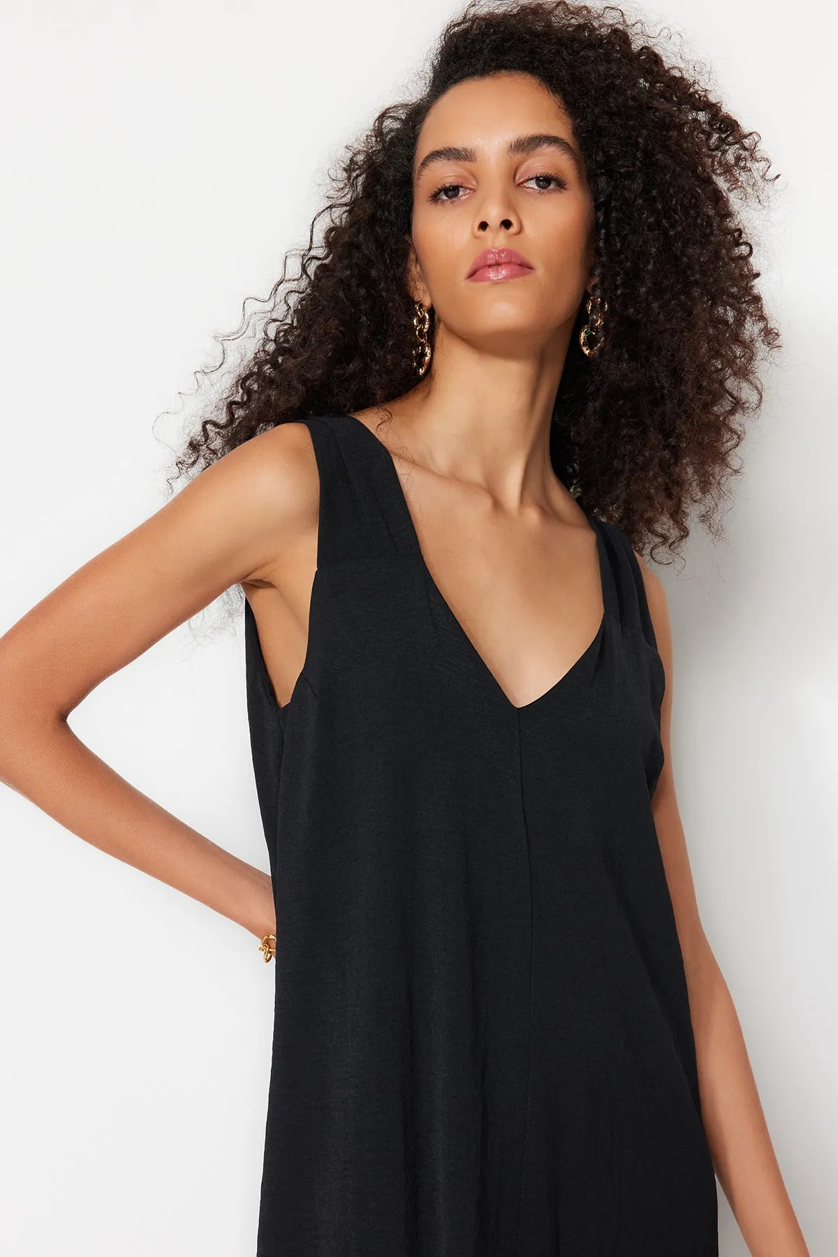 Trendyol Collection  Schwarzes Midi-Webkleid mit entspannter Passform TWOSS23EL00882