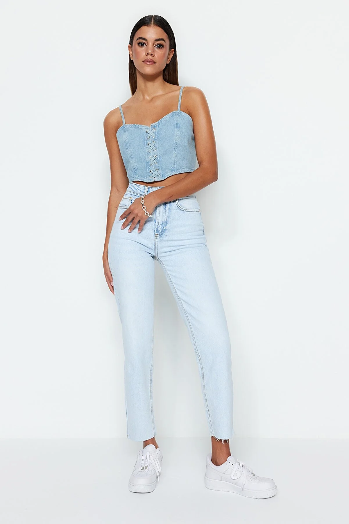 Trendyol Collection  Hellblaue Slim-Mom-Jeans mit hoher Taille TWOSS23JE00094