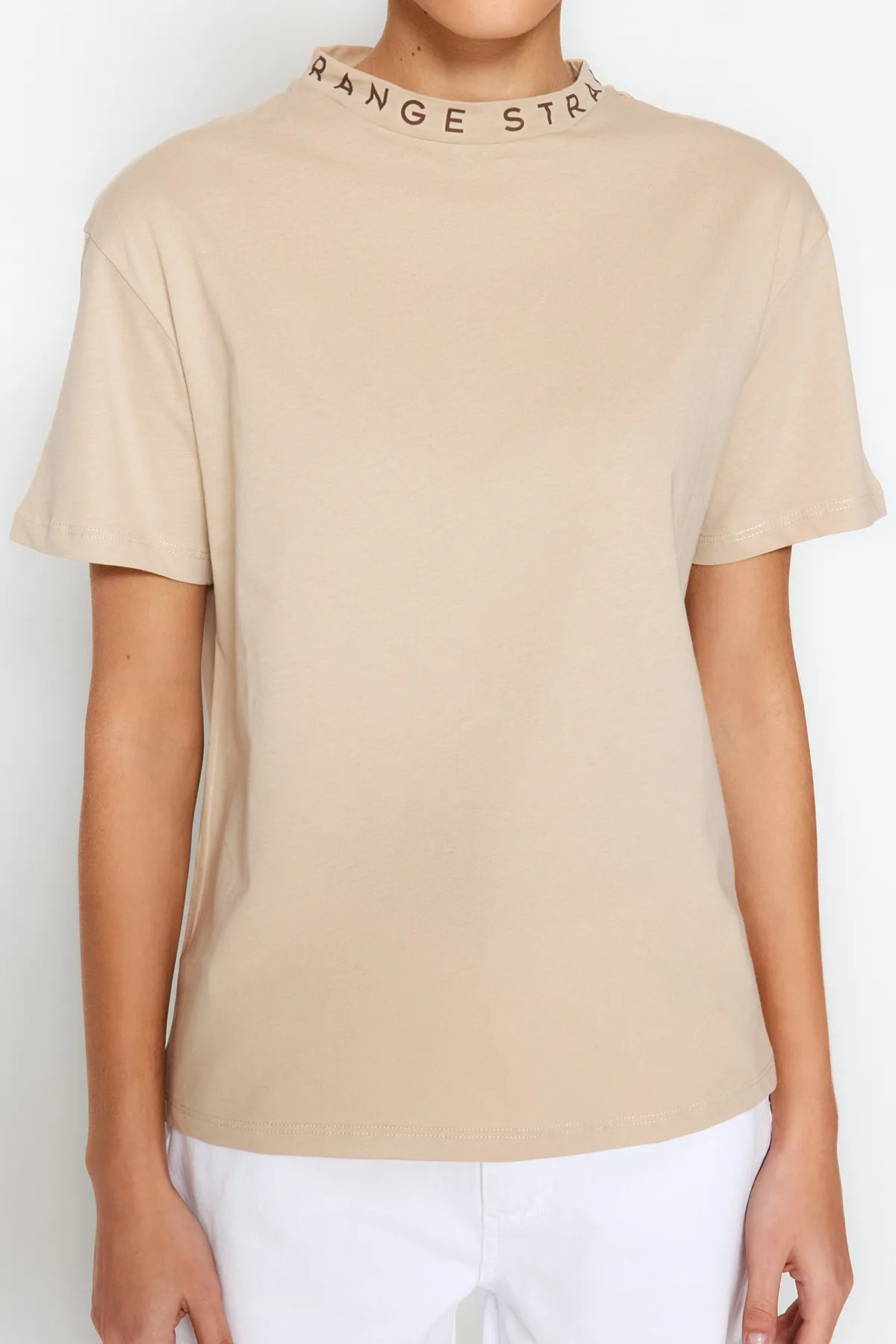 Trendyol Collection  Basic-Strick-T-Shirt mit Stehkragen aus 100 % Baumwolle mit Slogan-Print in Stone TWOAW20TS0099