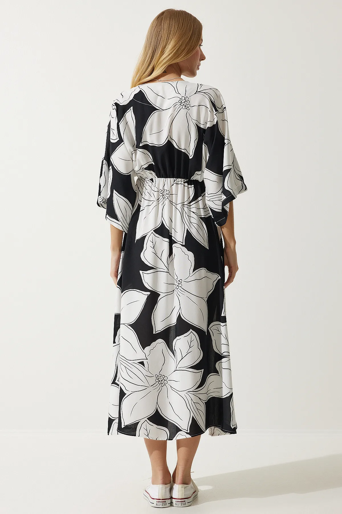 Happiness İstanbul  Schwarz-weißes gemustertes Sommerkleid aus Viskose mit Wickelkragen für Damen DK00166