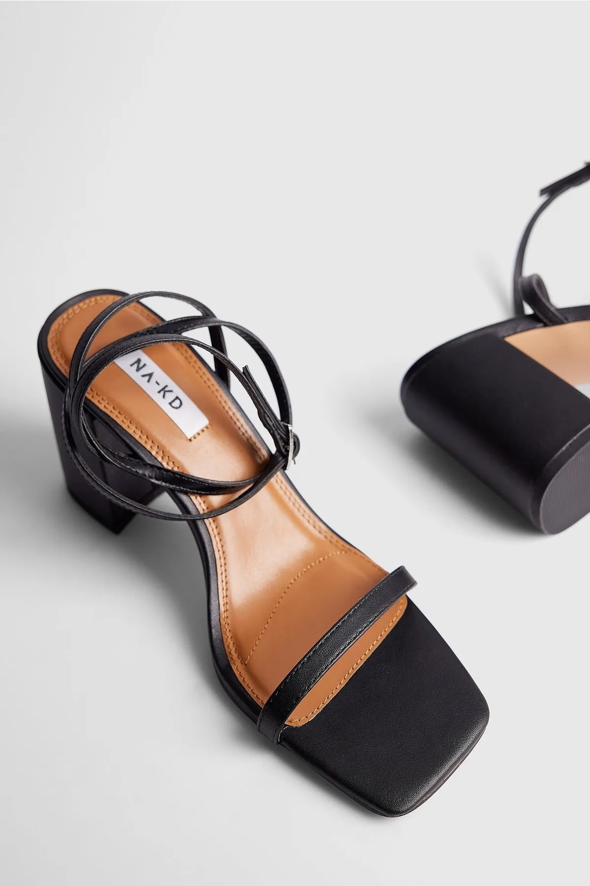 NA-KD  Sandalen mit Blockabsatz und Knöchelriemen