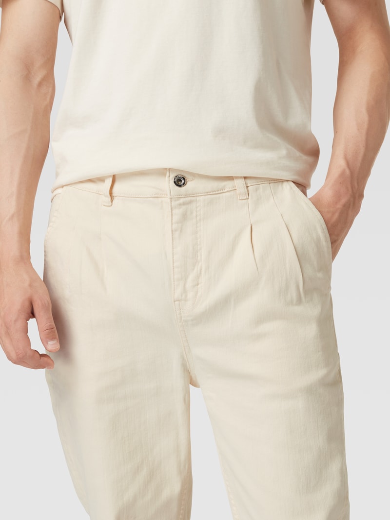 Tapered Fit Jeans mit Label-Patch in offwhite