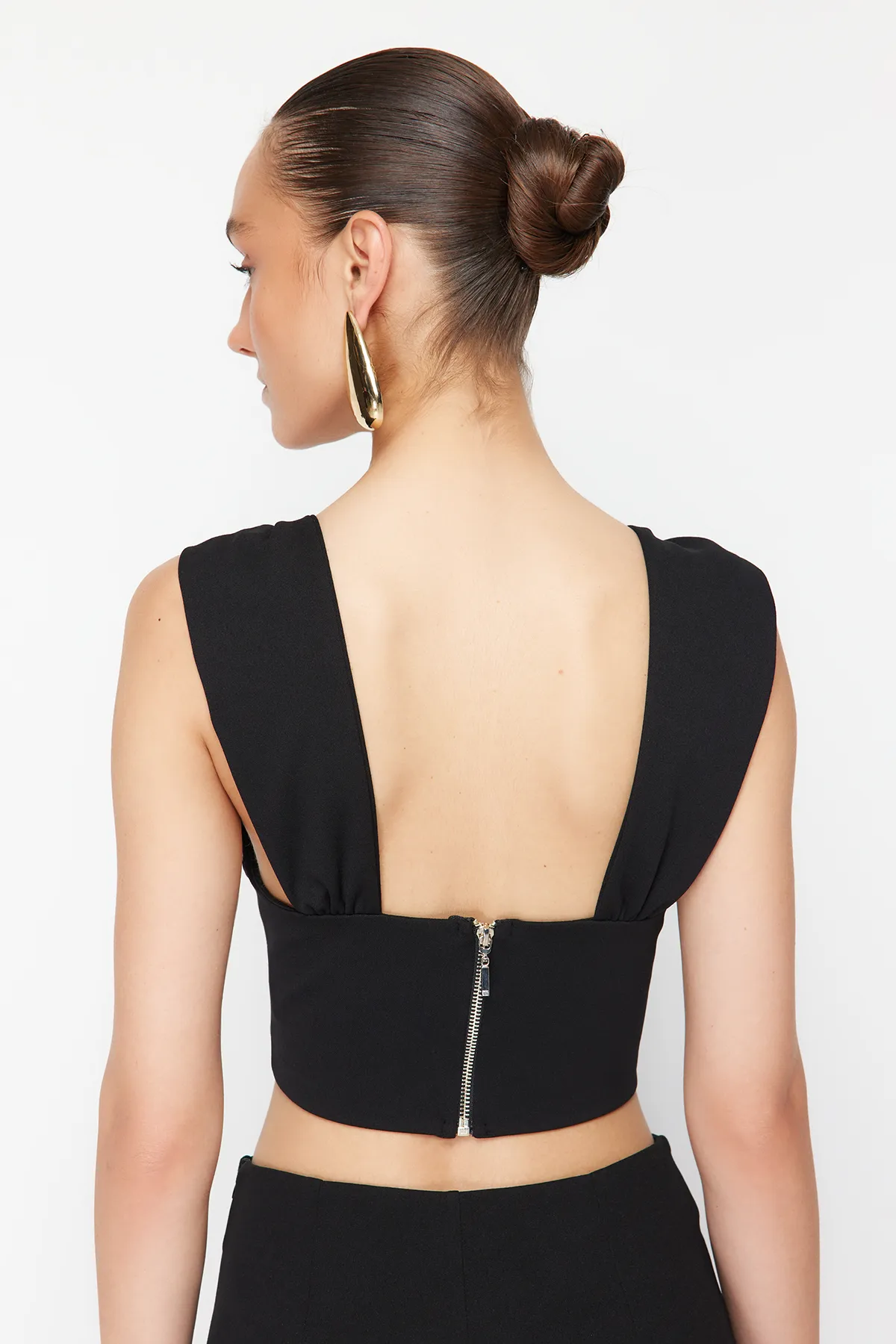 Trendyol Collection  Zeynep Tosun Schwarzes Strick-Bustier – Mit Bügel und Bindedetail TCLSS24BS00003