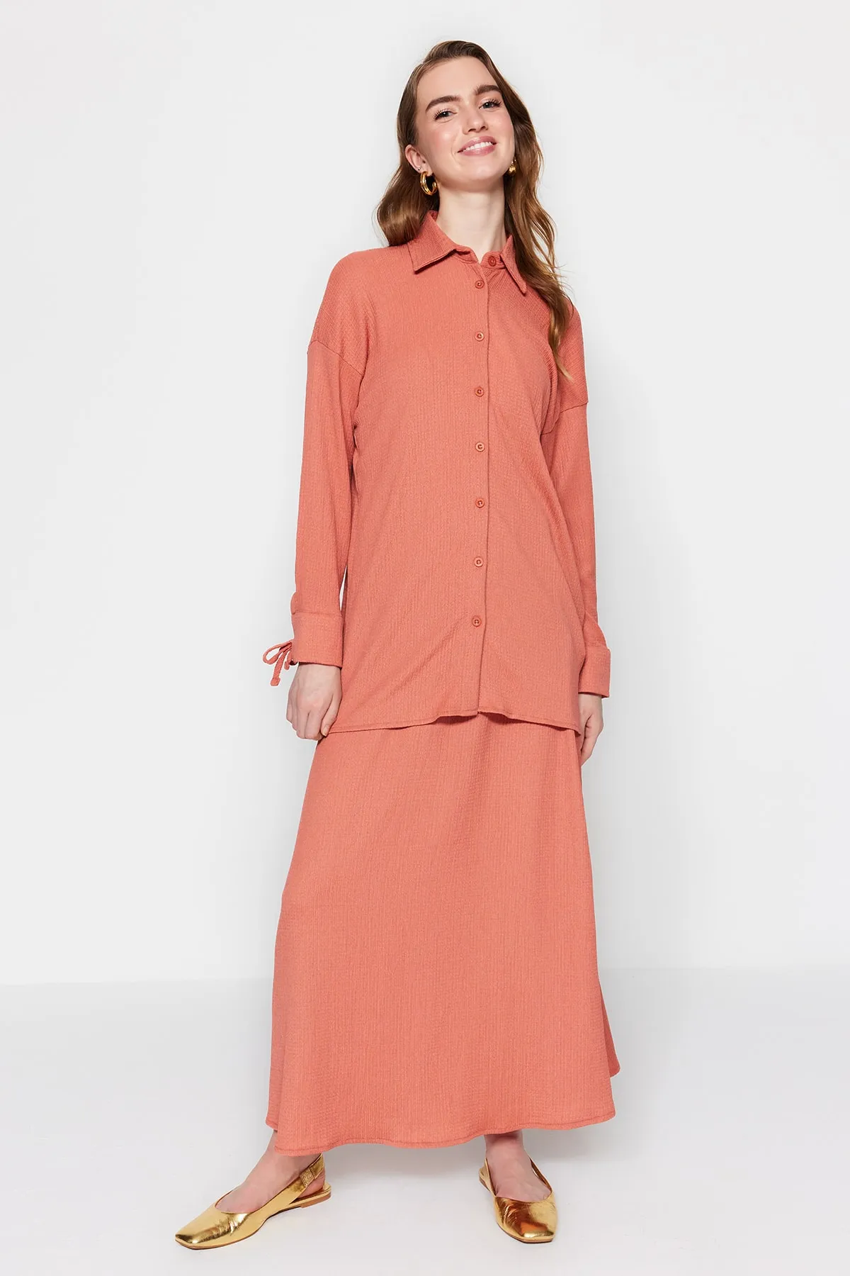 Trendyol Modest  Strickset aus Tunika und Rock in Zimt-Crinkle-Optik TCTSS23US00054
