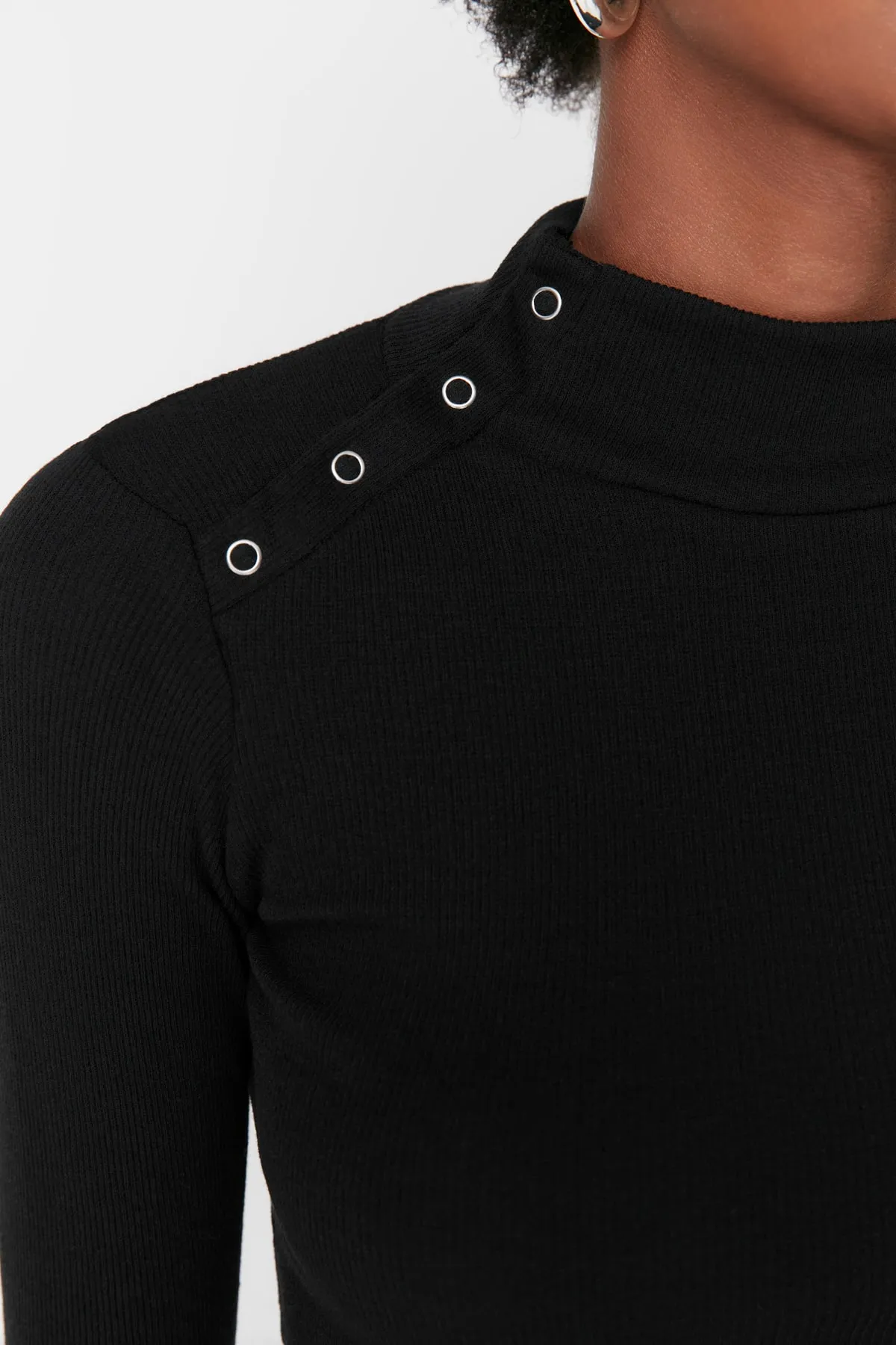 Trendyol Collection  Schwarze Crop-Strickbluse mit Druckknopfdetail am Kragen TWOAW23BZ00258