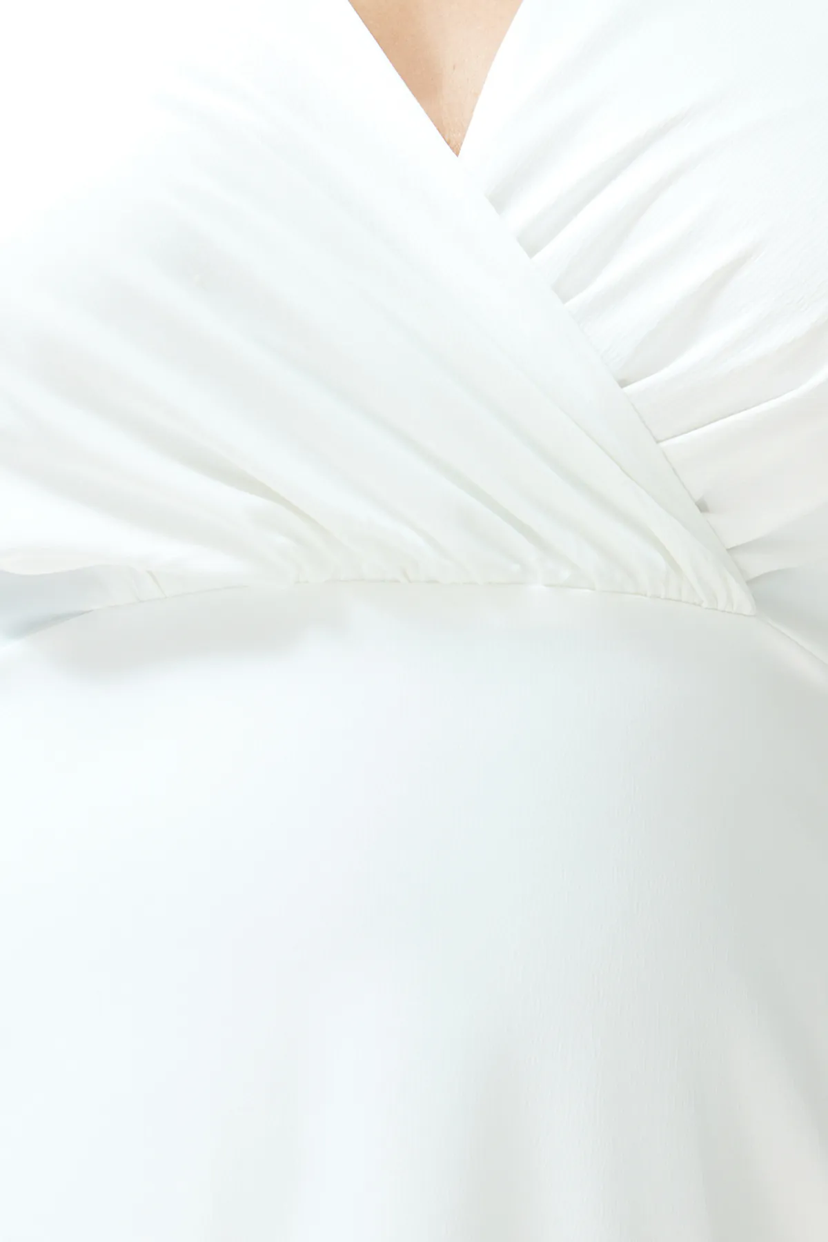 Trendyol Curve  Zweireihiges, gewebtes Brautkleid aus weißem Satin TBBSS24AH00106