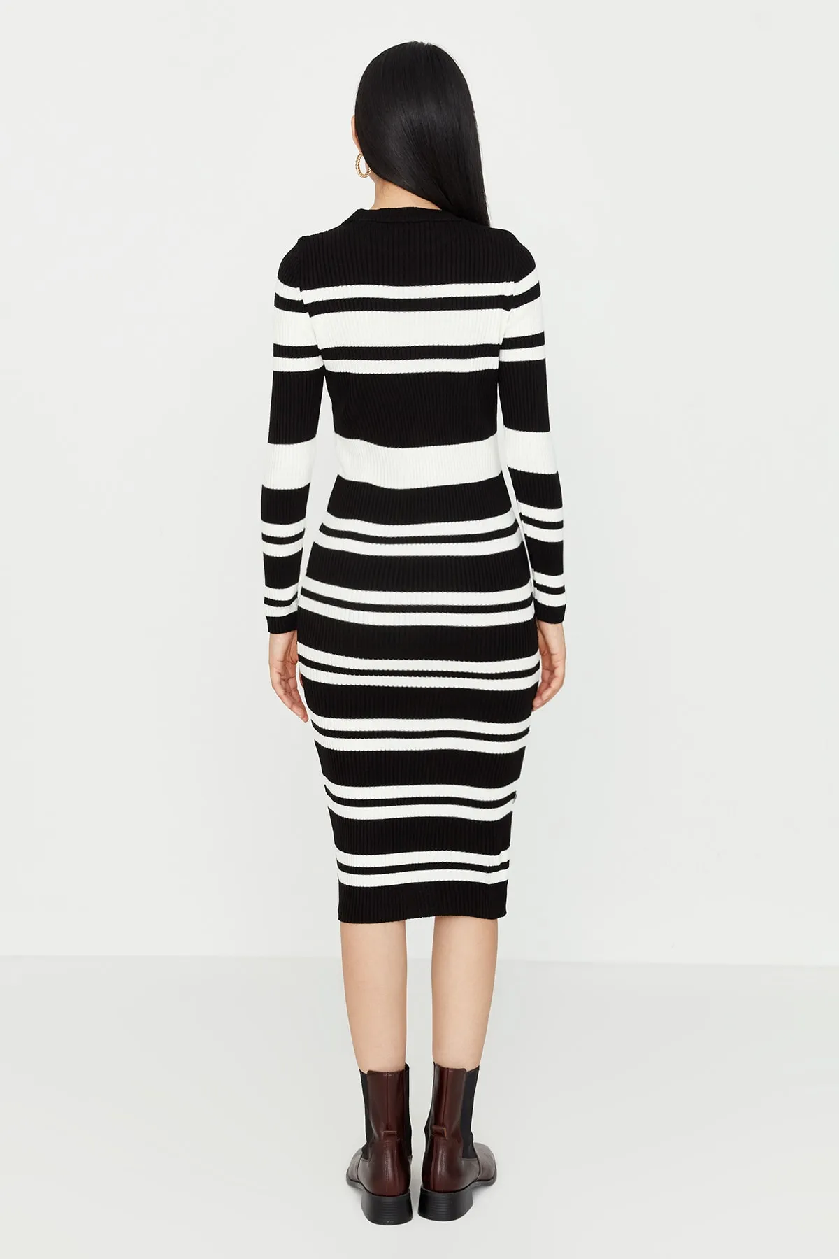 Trendyol Collection  Schwarz Schwarzes Midi-Strickkleid mit Rundhalsausschnitt TWOAW23EL00539 Kleid TWOAW23EL00539