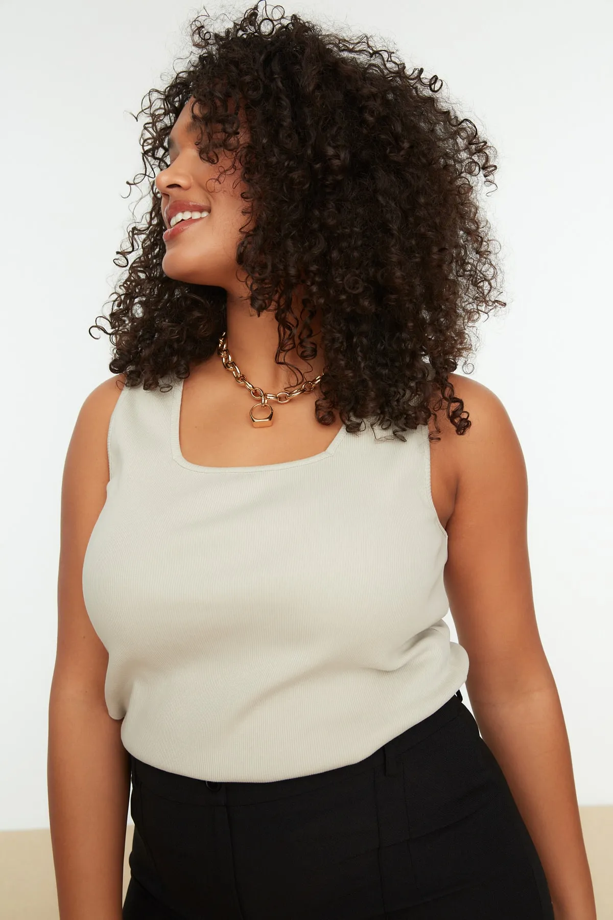 Trendyol Curve  Beigefarbenes Basic-Unterhemd aus schnurgebundenem Strick mit quadratischem Ausschnitt TBBSS22AL0011