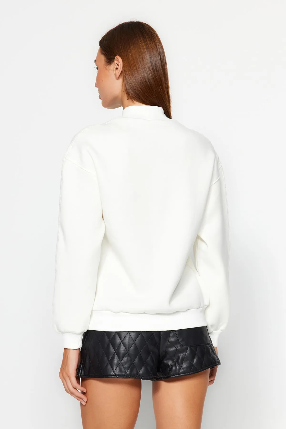 Trendyol Collection  Ecrufarbenes Strick-Sweatshirt mit Stehkragen, dicker Fleece-Innenseite, entspannter/bequemer Passform
