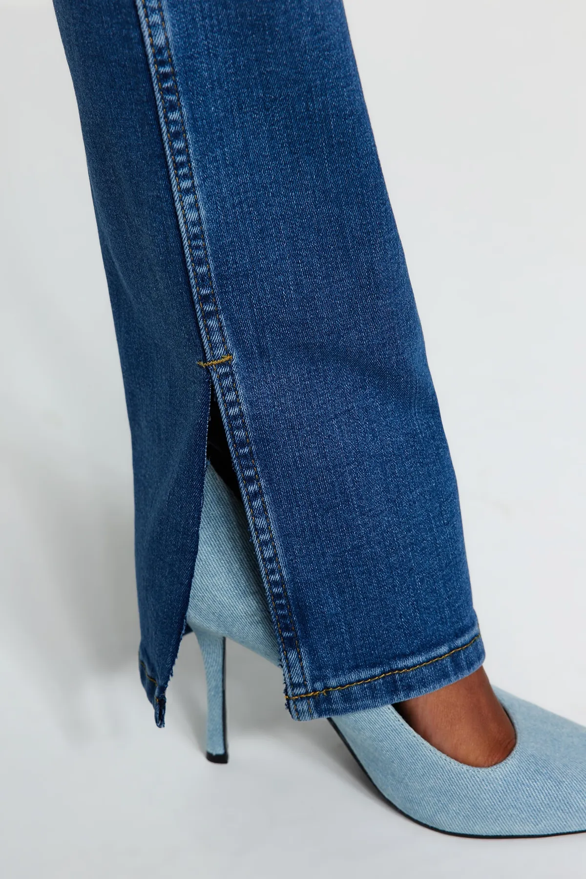 Trendyol Collection  Dunkelblaue Slim Flare Jeans mit Schlitz und superhoher Taille TWOSS22JE0643