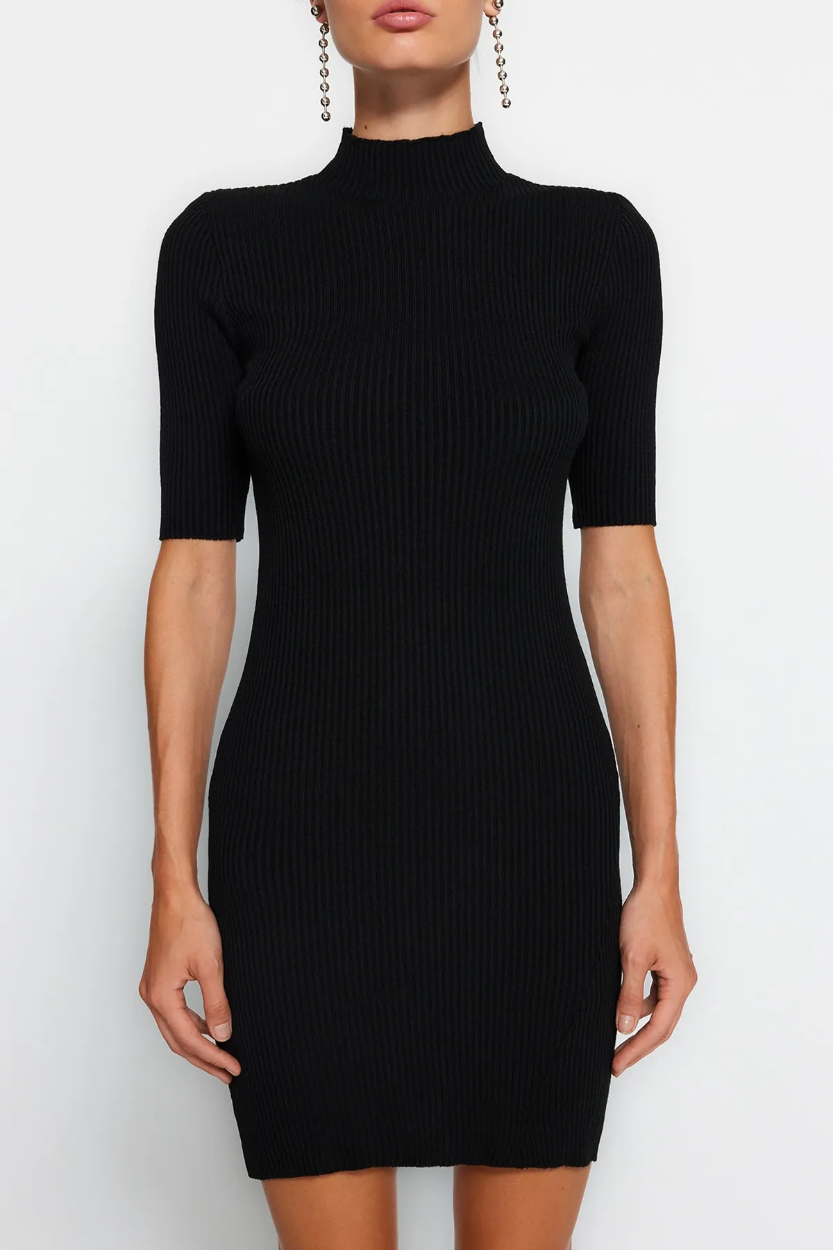 Trendyol Collection  Schwarzes Mini-Strickkleid mit hohem Kragen TWOAW24EL00235