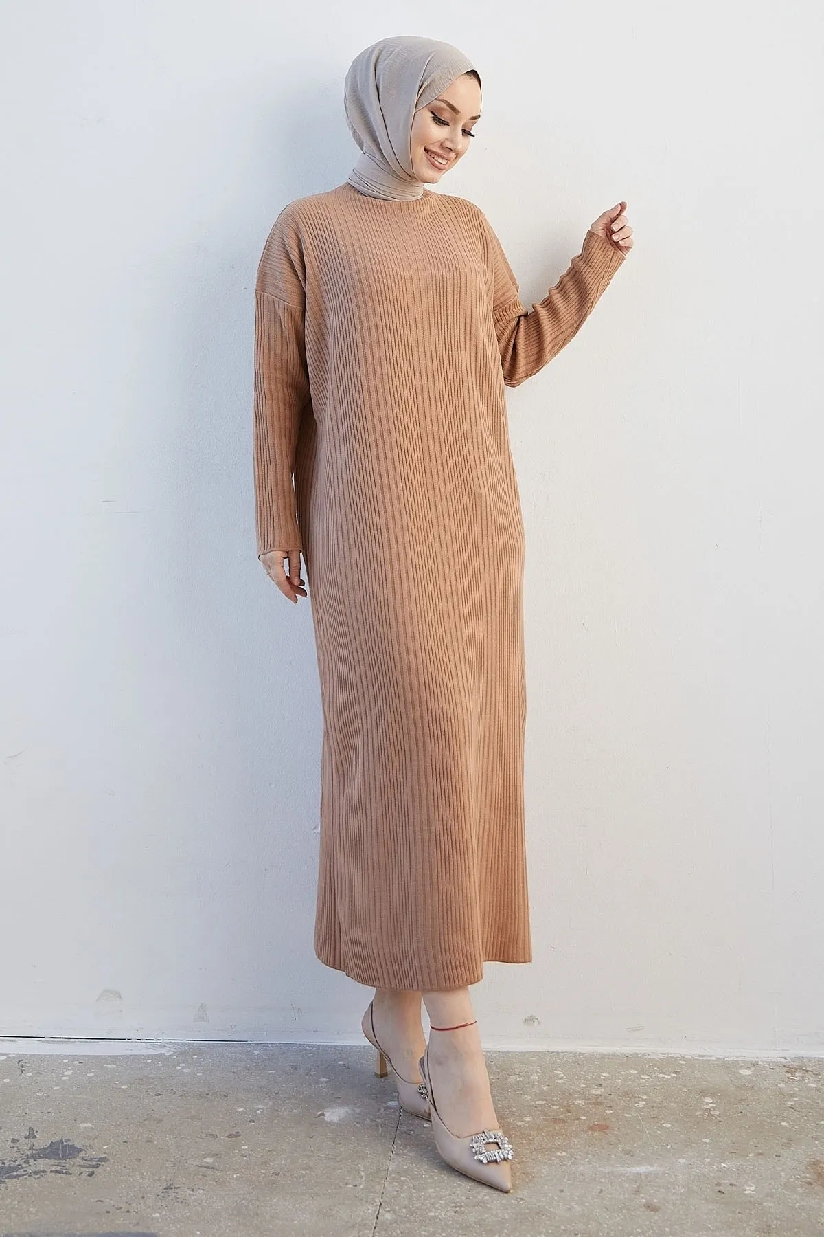 InStyle  Langes Strickkleid mit Rollkragen von Arissa – Kamel
