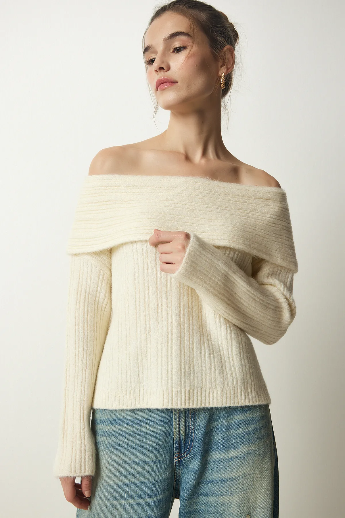 Happiness İstanbul  Cremefarbener Damen-Strickpullover mit Madonna-Kragen PF00049