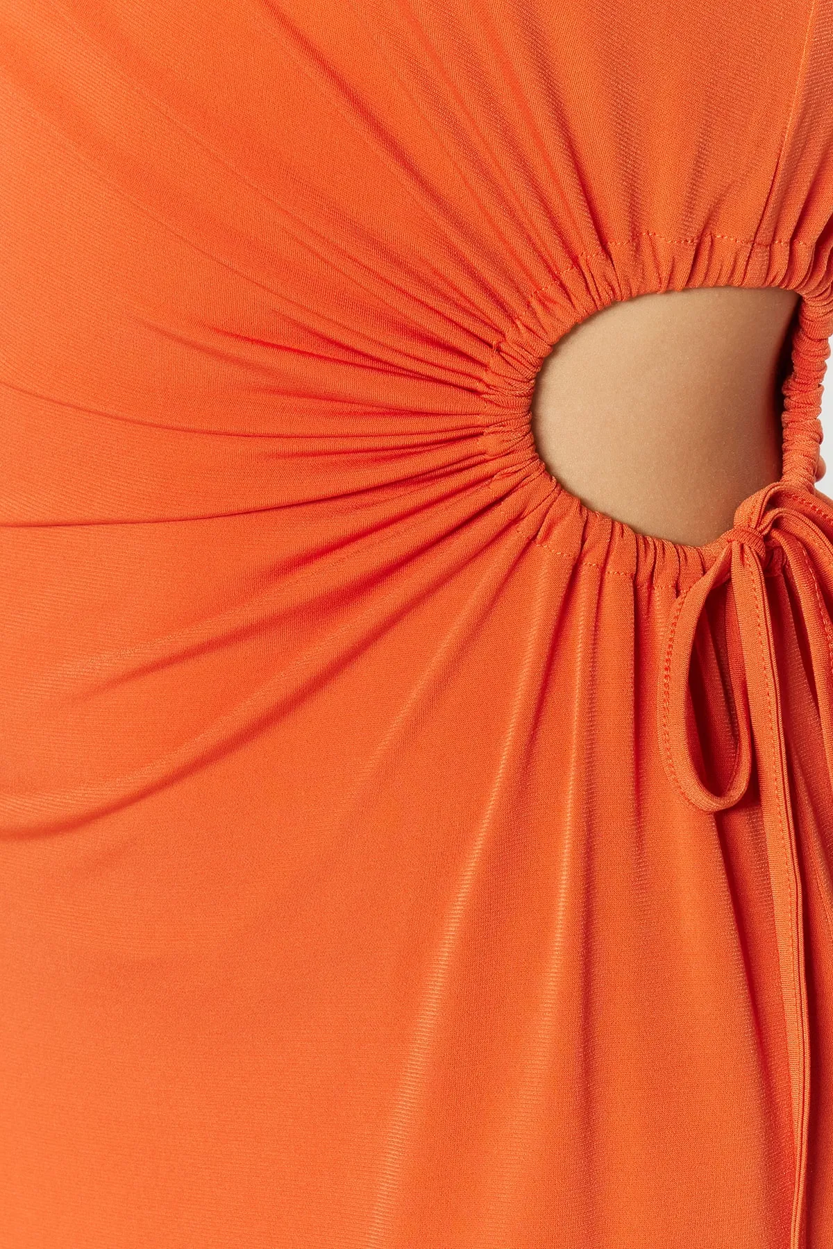 Trendyol Collection  Orangefarbenes, tailliertes, gestricktes, detailliertes, elegantes Abendkleid mit Fensterausschnitt/Ausschnitt TPRSS23EL00154