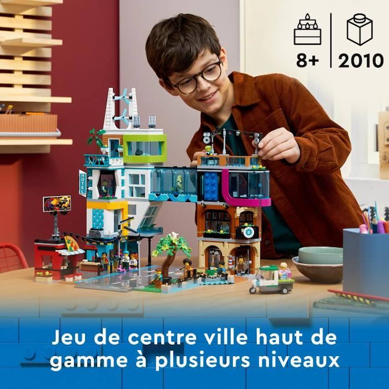 LEGO® City 60380 Le Centre-Ville, Jouet de Maquettes avec Salon de Coiffure, Vétérinaire, et Hôtel bleu