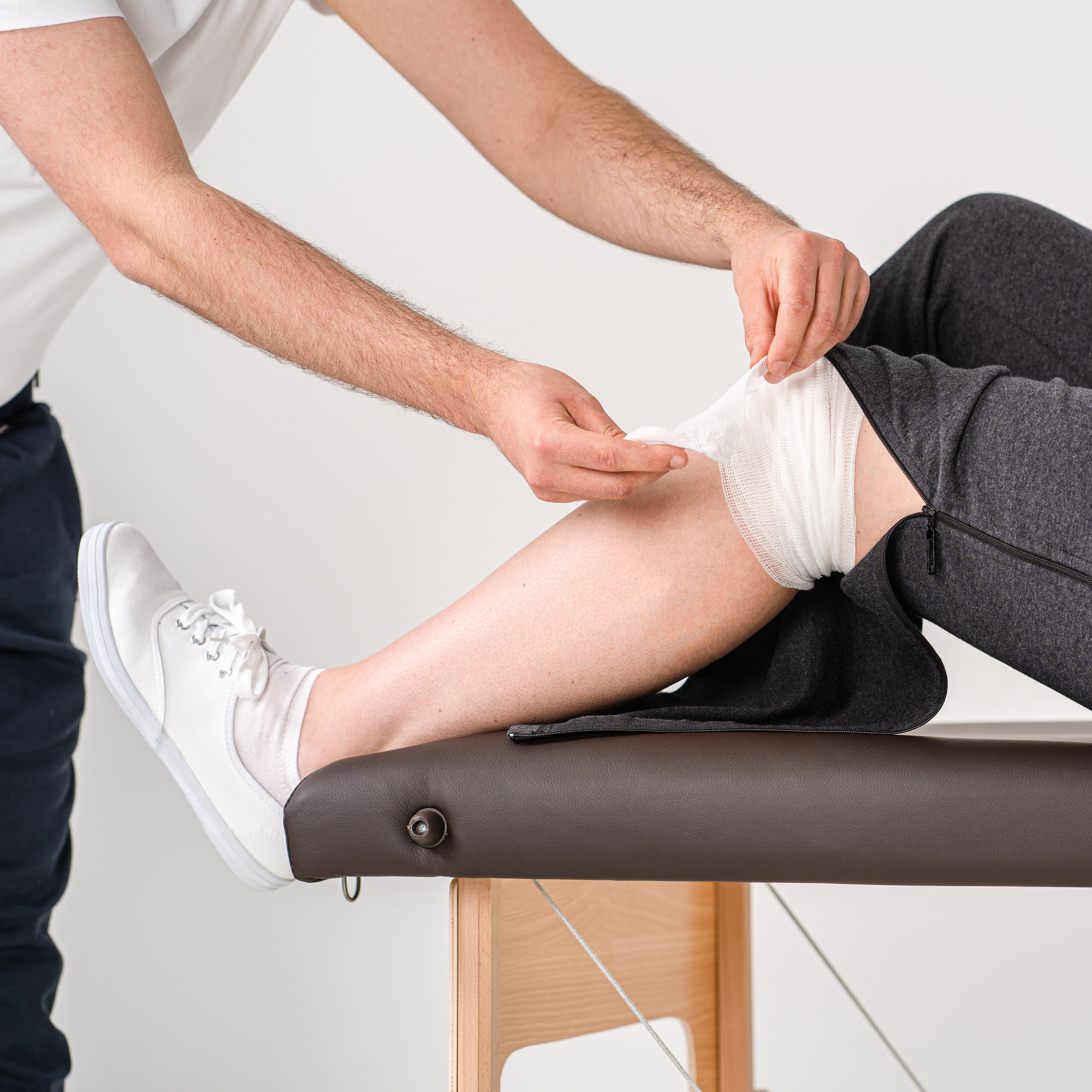 STAUTZ Funktionshose Stautz® Premium Reha-Hose für Damen – Einzigartiger 4-Wege Reißverschluss für beliebige seitliche Öffnung - Komfortables Tragegefühl und modische Passform - Optimal geeignet für Rehabilitations- und Pflegezwecke hochwertige gekäm