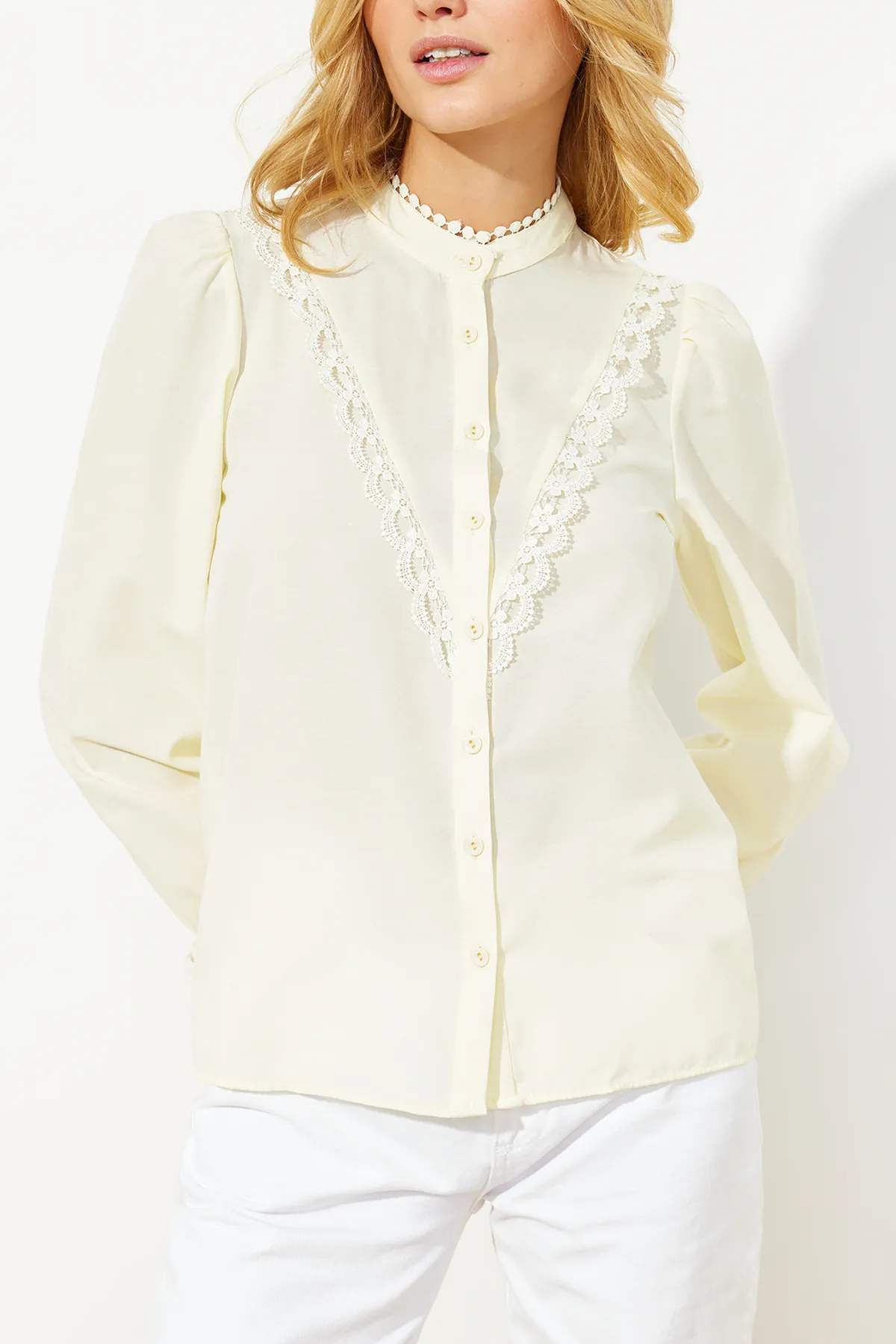 Trendyol Collection  Gelbes Baumwollhemd mit Spitzendetail - Regular Fit TWOAW21GO0077