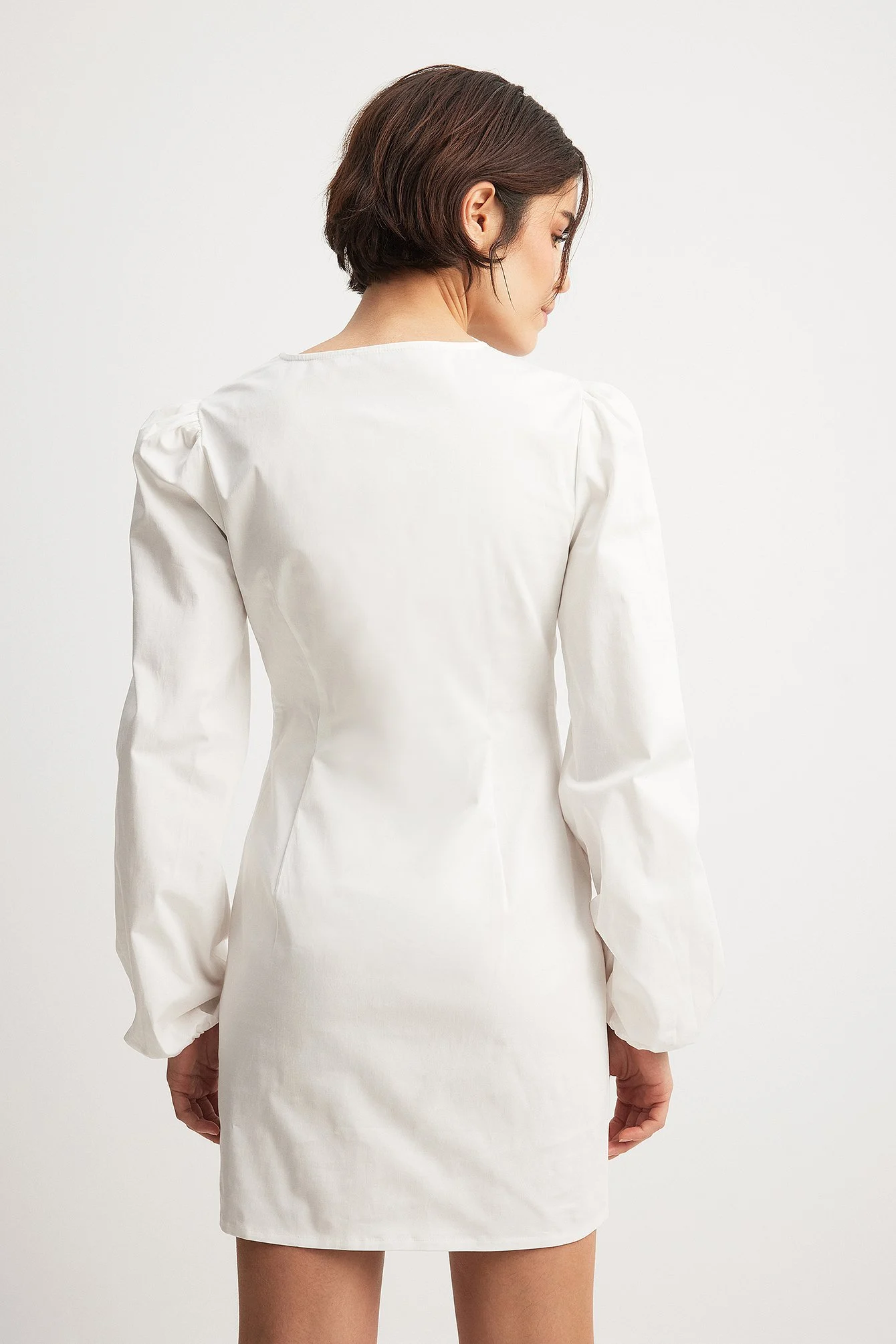 Asymmetrisches, langärmliges Minikleid mit Knöpfen