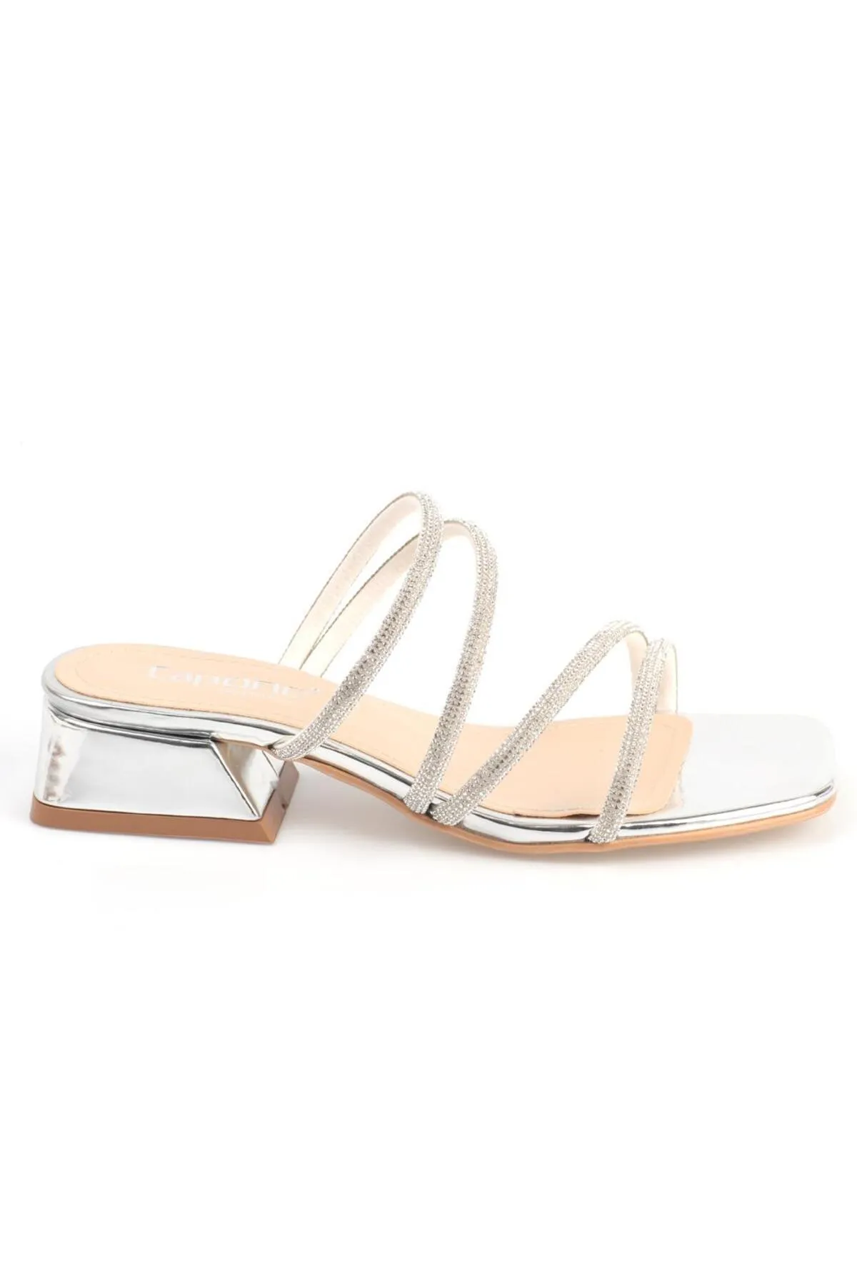 Capone Outfitters  Capone Blunt Toe Stone Banded Damen-Hausschuhe mit kurzem Absatz aus Spiegelstoff in Silber