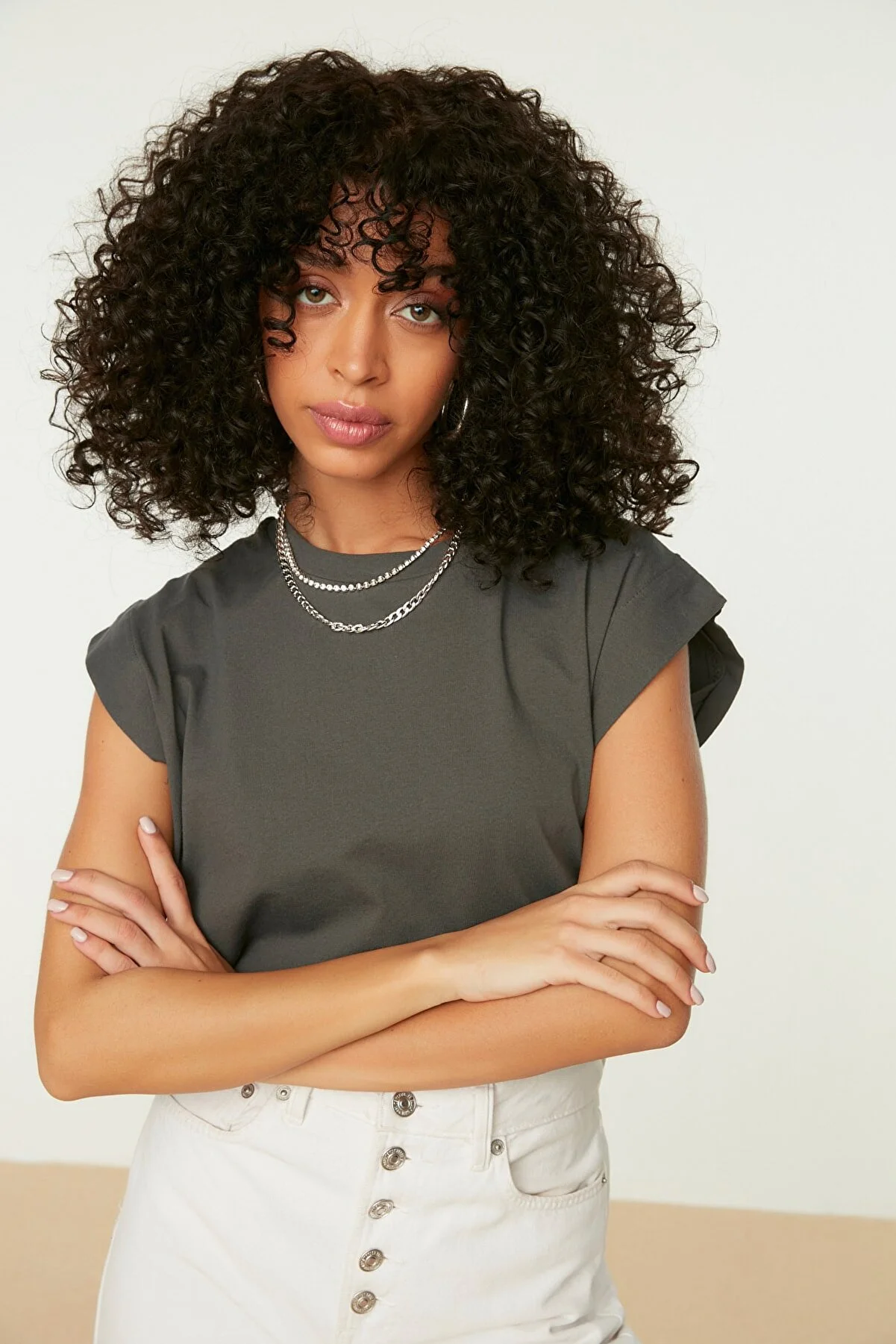 Trendyol Collection  Anthrazitfarbenes Basic-Strick-T-Shirt mit Rundhalsausschnitt aus 100 % Baumwollwatte TWOSS20TS0021