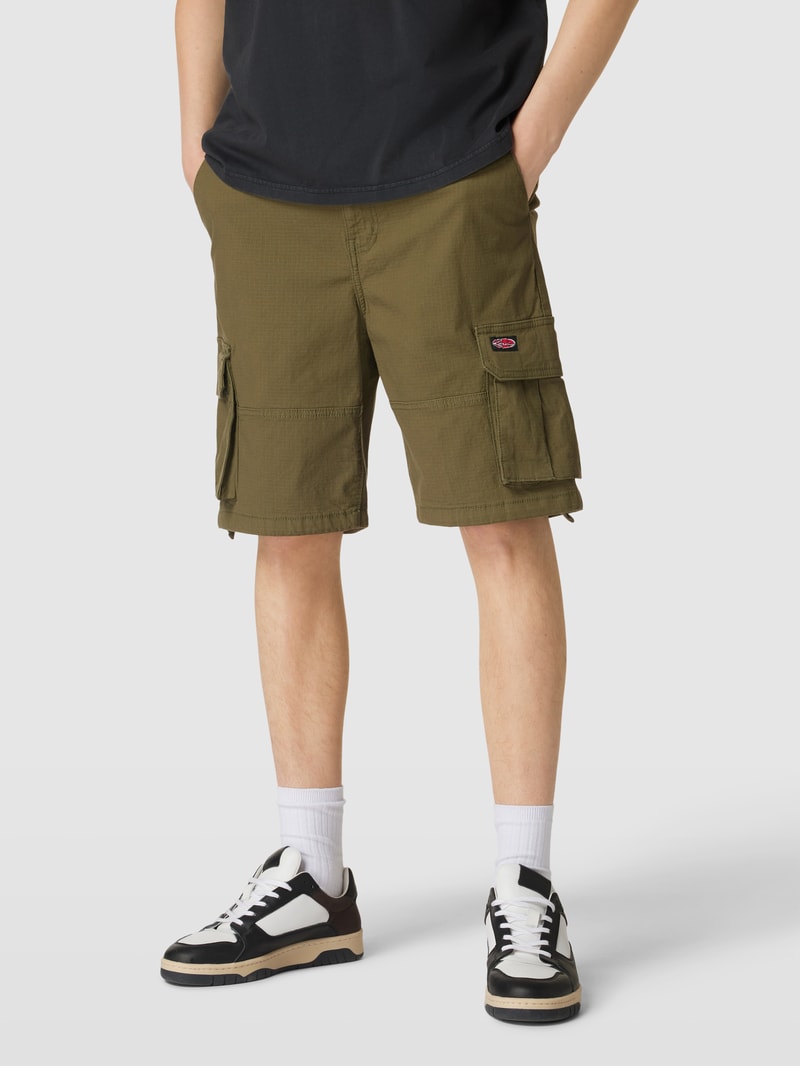 Cargoshorts mit Label-Detail in olivgrün