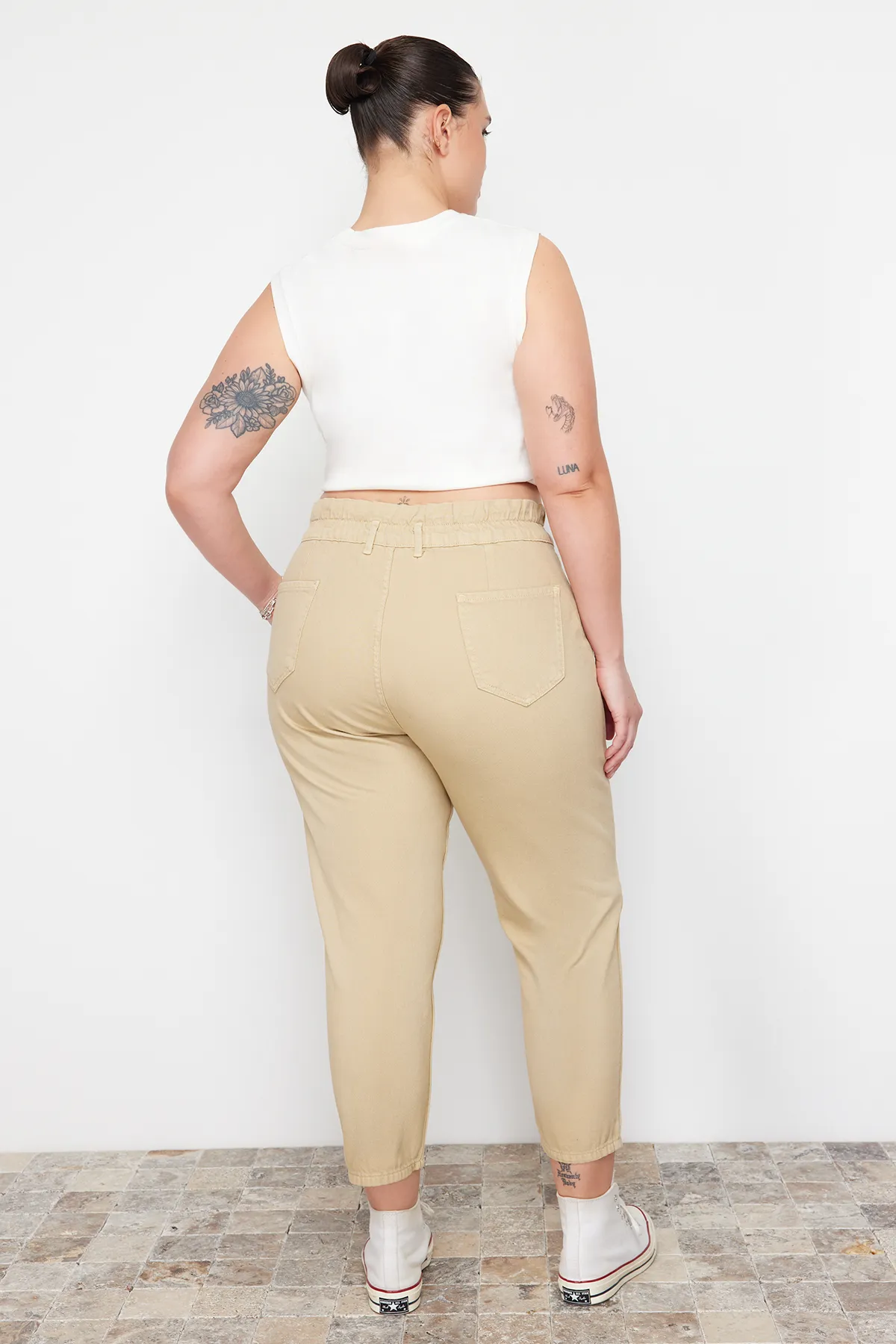 Trendyol Curve  Beige Mom-Jeans mit hoher Taille und elastischem Bund TBBAW23CJ00037