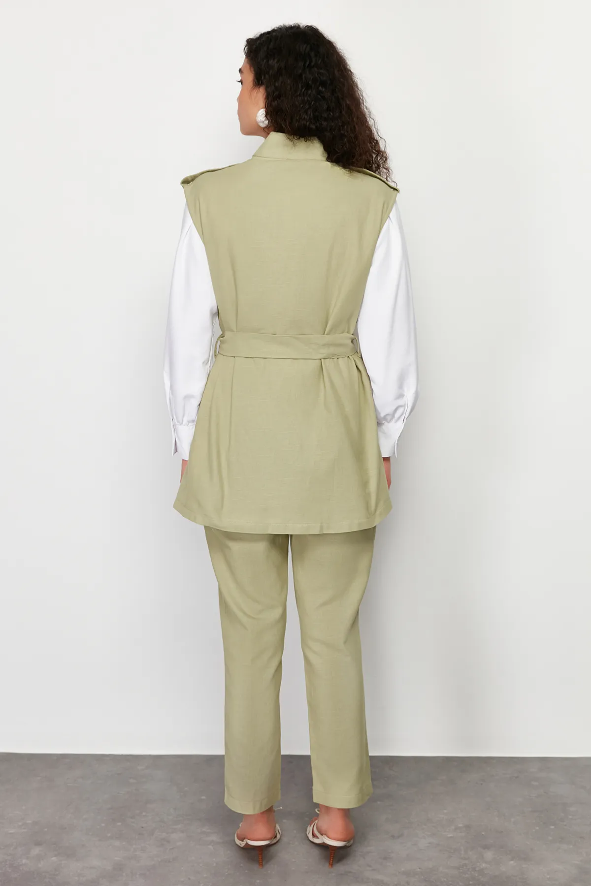 Trendyol Modest  Khakifarbenes Set mit Safari-Gabardine-Weste, Hose, Oberteil und Unterteil und Taschendetails TCTSS24US00034