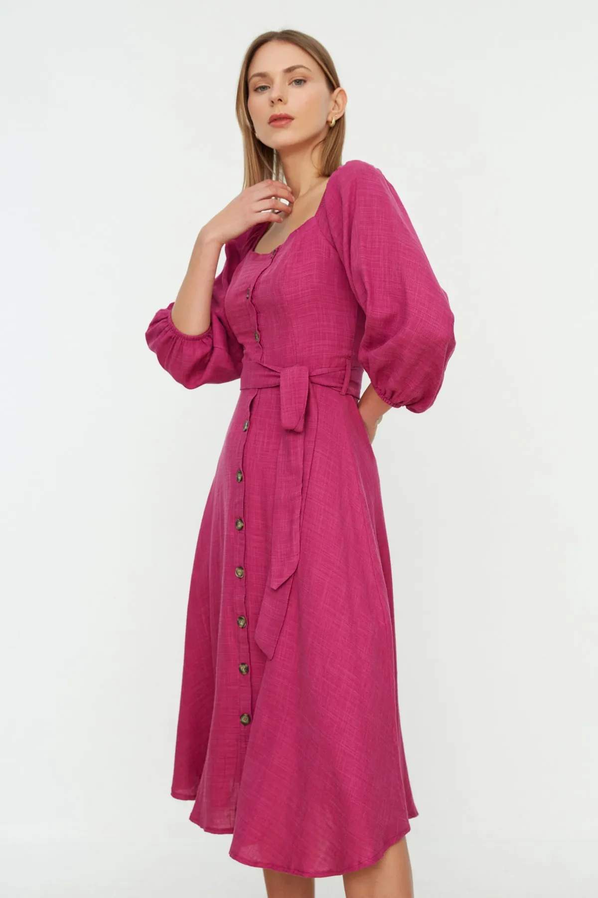 Trendyol Collection  Pflaumenfarbenes, gewebtes Midikleid in Leinenoptik mit Gürtel und geknöpftem quadratischem Kragen TWOSS19IE0009