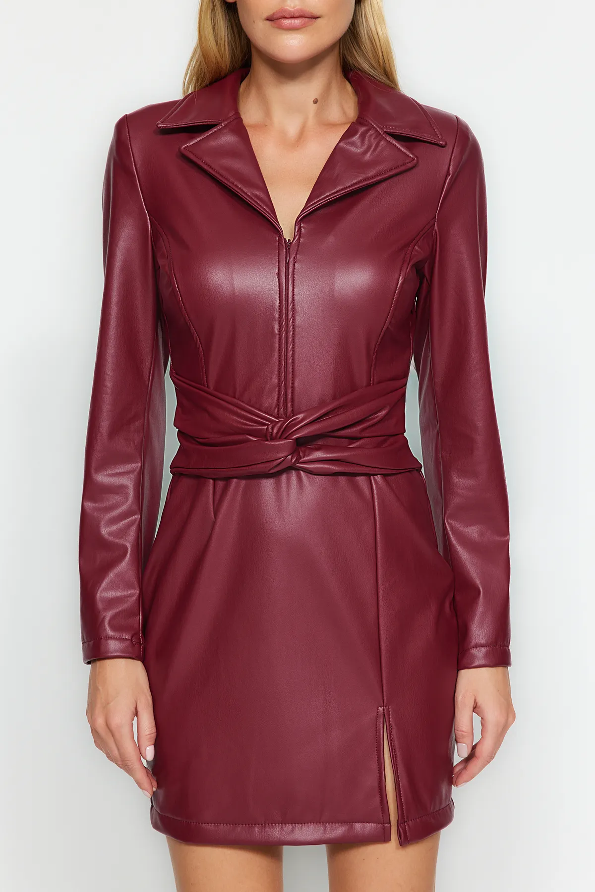Trendyol Collection  Burgunderfarbenes Kleid aus gewebtem Kunstleder mit Schlitz und Taillendetail TWOAW22EL0554