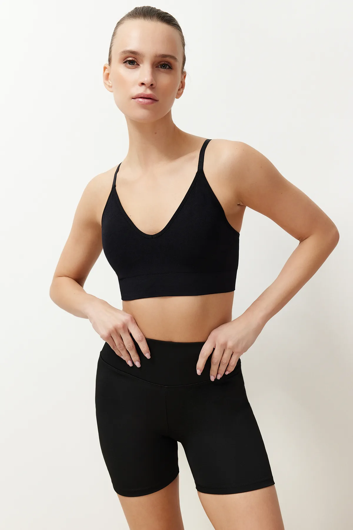 Trendyol Collection  Nahtloser Sport-BH in Schwarz mit Seilträgern - THMSS24SS00026