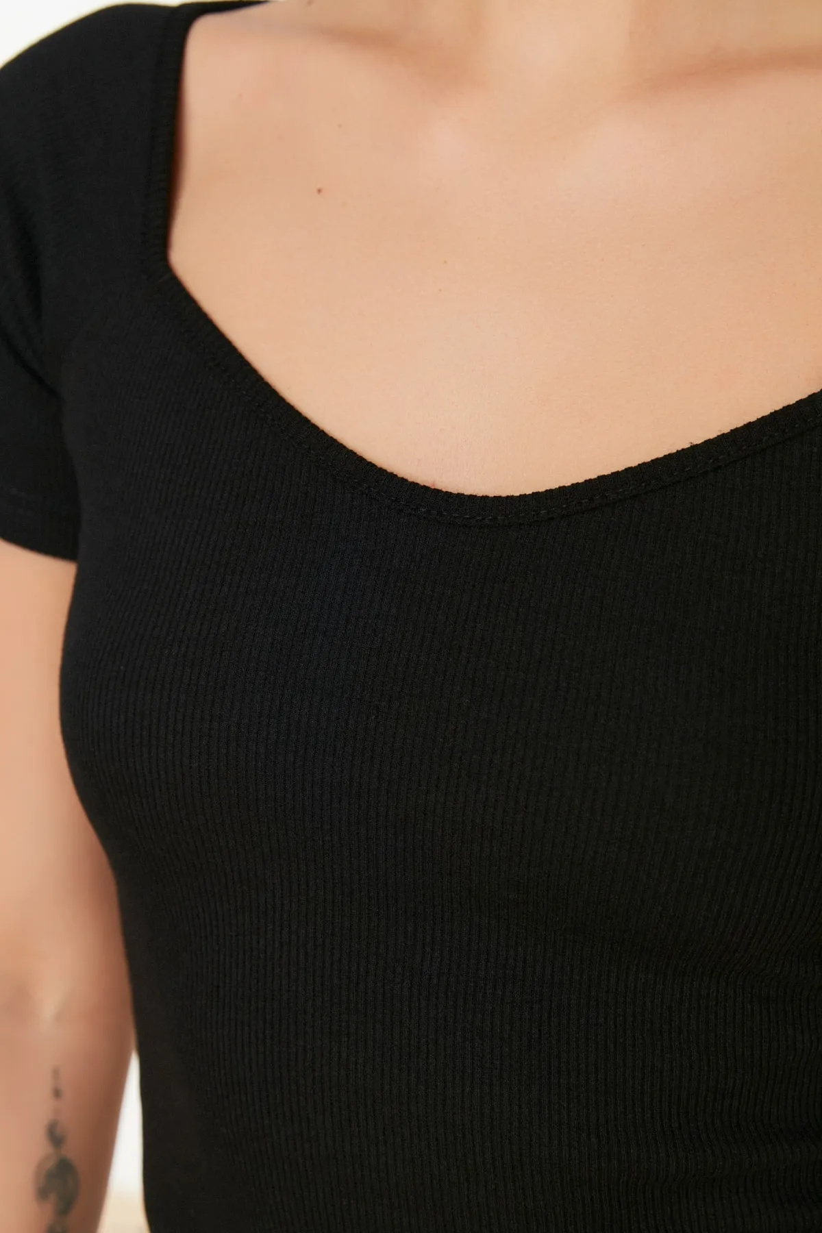 Trendyol Collection  Schwarze, taillierte Strickbluse aus Baumwollstretch TWOSS21BZ0579