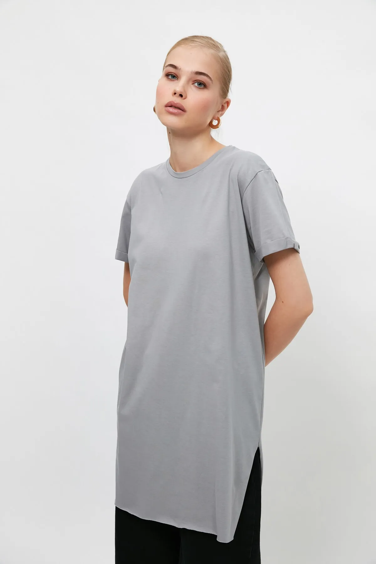 Trendyol Modest  Graues Basic-Kurzarm-Single-Jersey-T-Shirt mit Schlitz aus 100 % Baumwolle TCTSS21TN0056