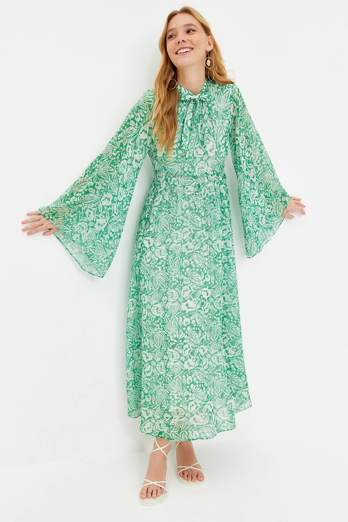 Trendyol Modest  Grünes, gewebtes, gefüttertes Chiffon-Blumenabendkleid TCTSS24DB00015