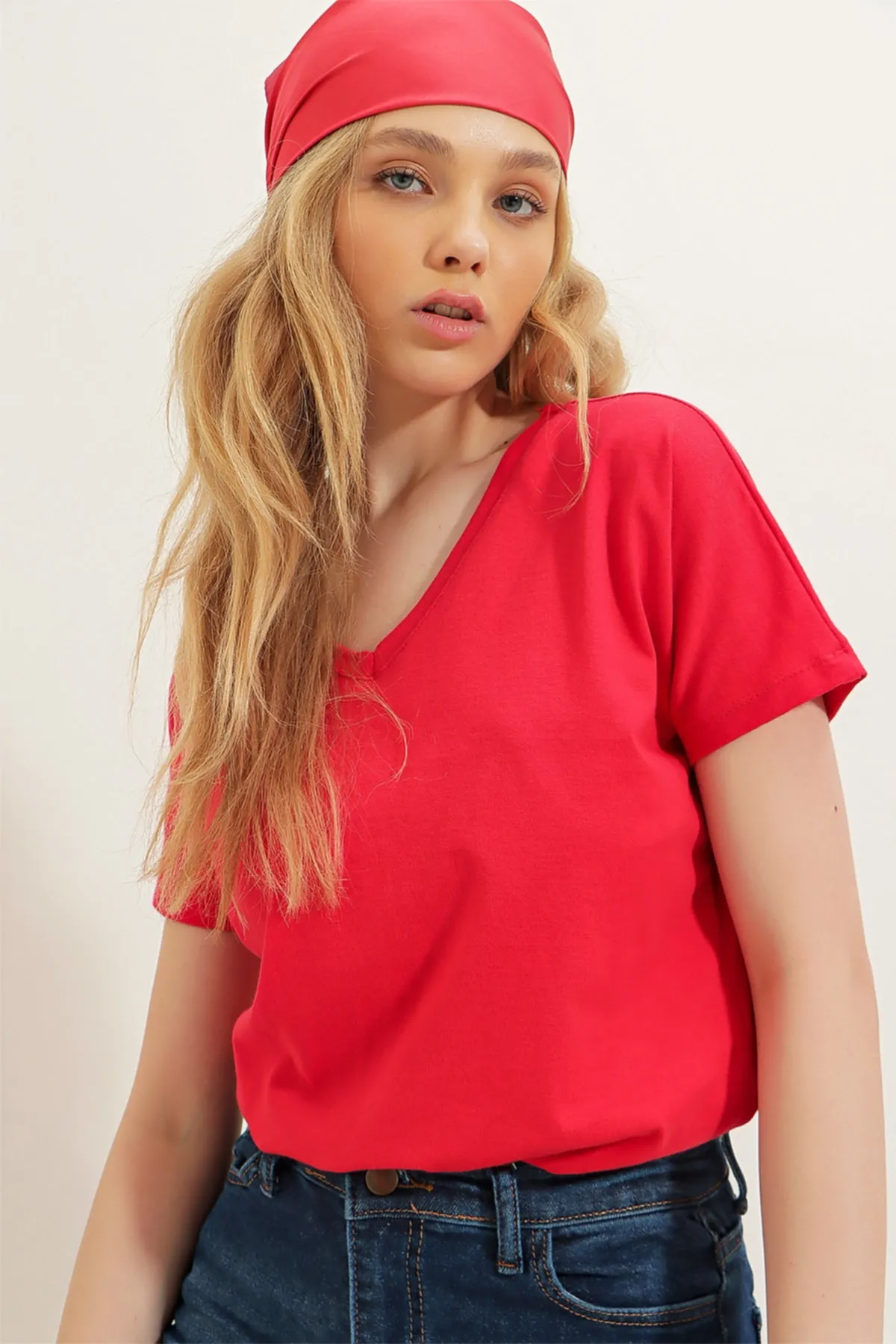 Trend Alaçatı Stili  Rotes Damen-Basic-T-Shirt mit V-Ausschnitt ALC-1045-A
