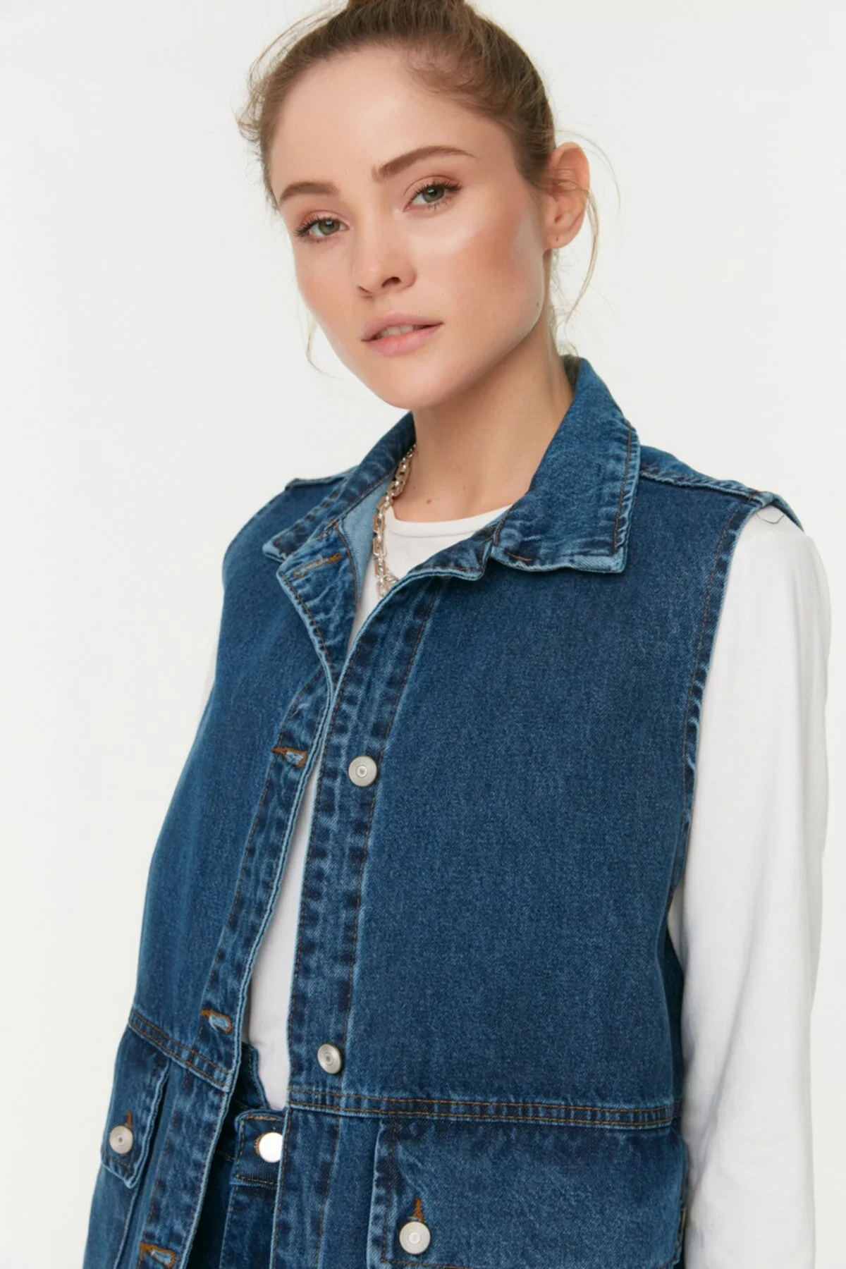 Trendyol Collection  Dunkelblaue Jeansweste aus 100 % Baumwolle mit Hemdkragen und Taschendetail TCTAW22CK0006