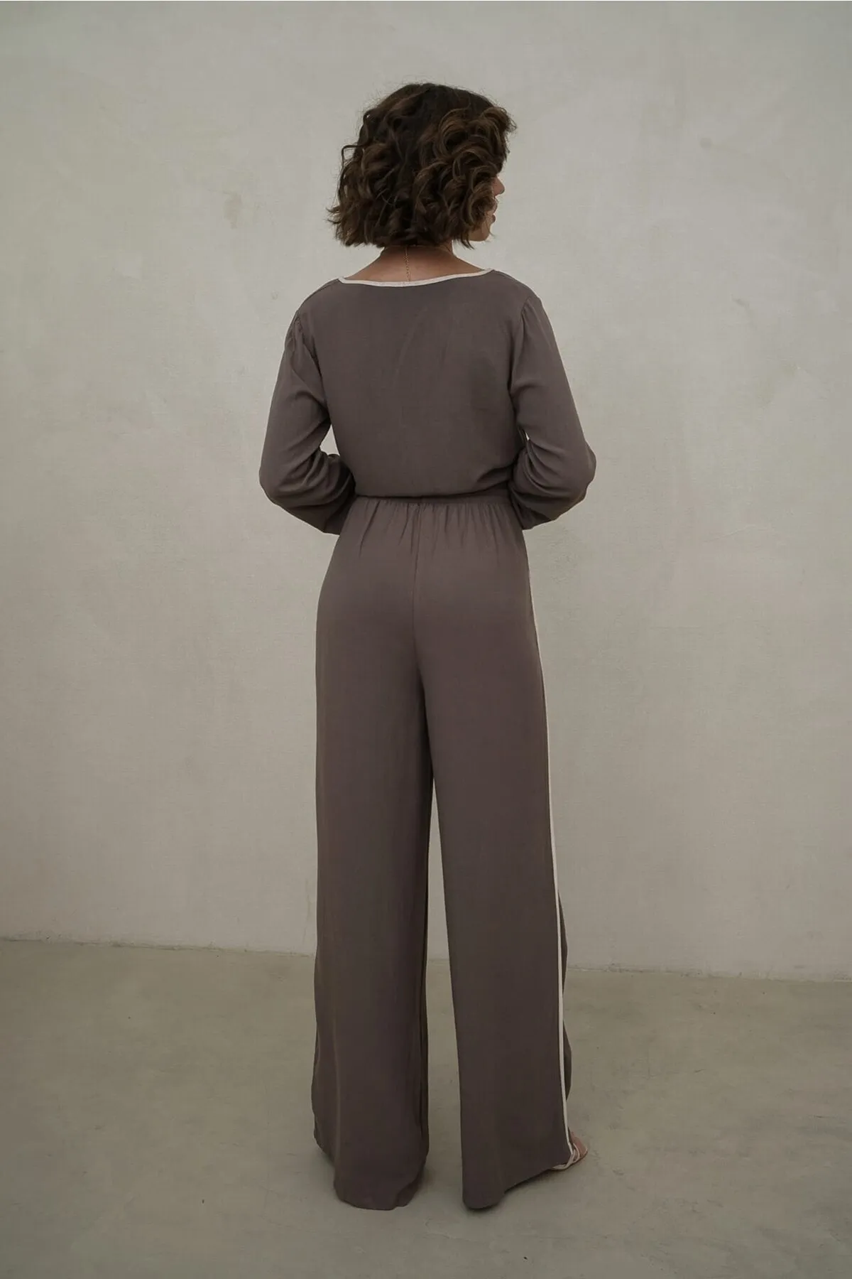 BOHEMAİ  Hazelfarbener Doppelanzug mit Streifendetail in Taupe