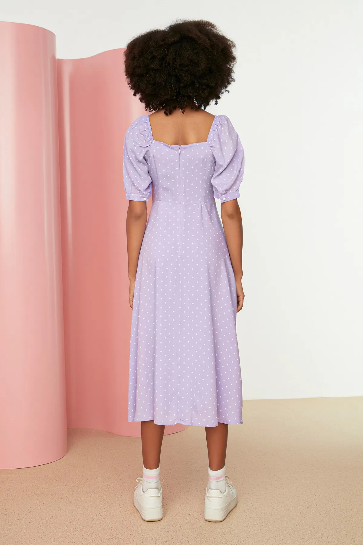 Trendyol Collection  Lilafarbenes A-Linien-Midikleid mit gewebten Rüschen und Punkten TWOSS21EL0511