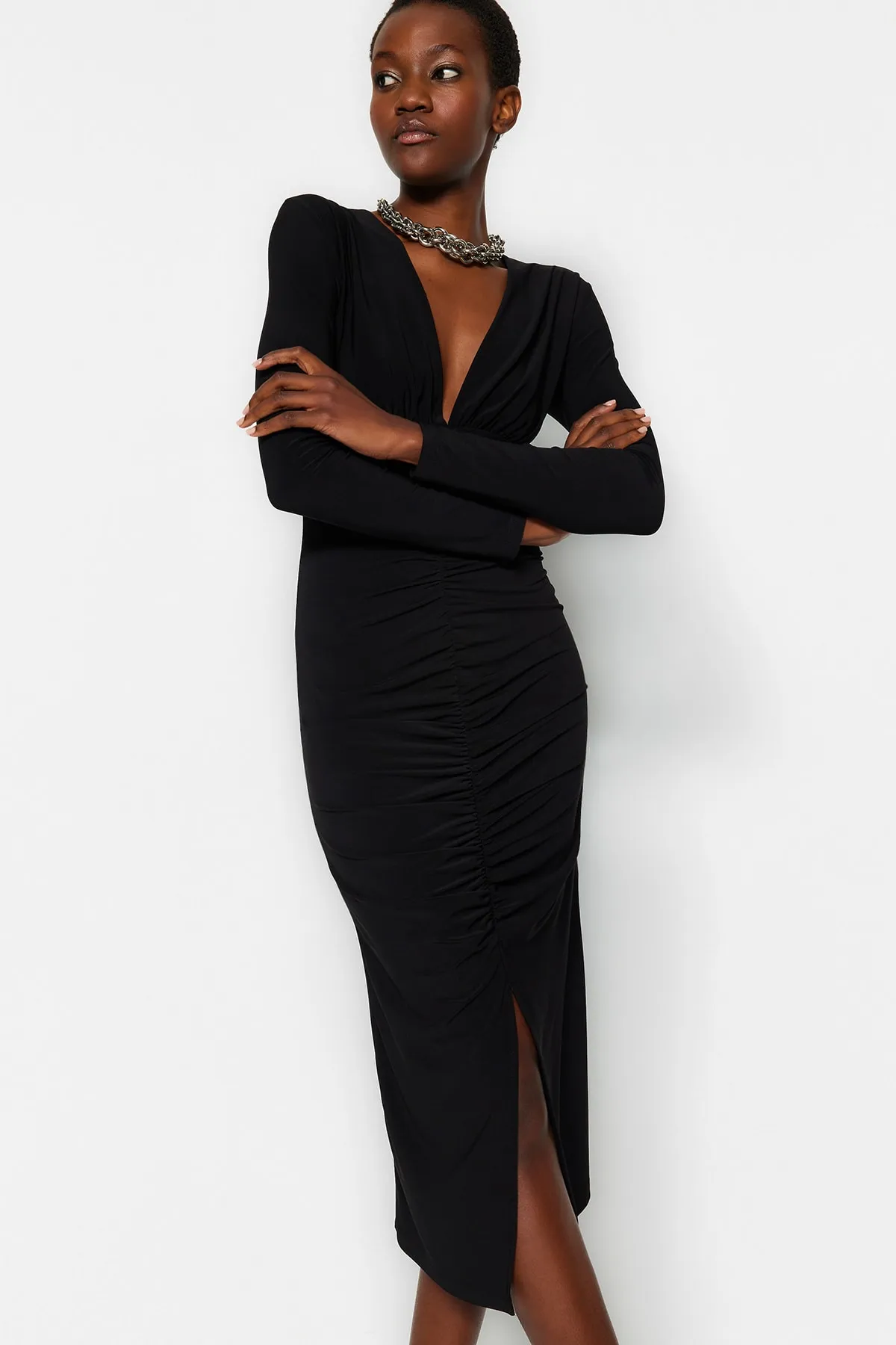 Trendyol Collection  Schwarzes drapiertes V-Ausschnitt tailliertes/tailliertes flexibles Midi-Strick-Bleistiftkleid TWOAW24EL00197