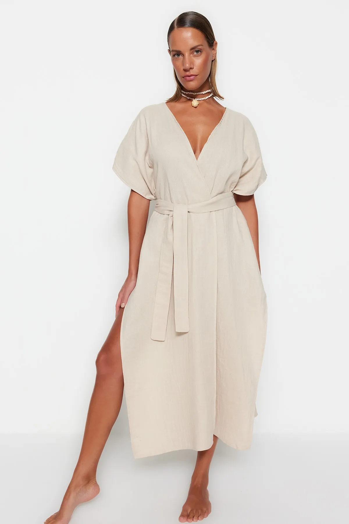 Trendyol Collection  Beigefarbener Maxi-Kimono und Kaftan aus gewebtem Musselin mit Gürtel und Schlitz aus 100 % Baumwolle TBESS23KM00019