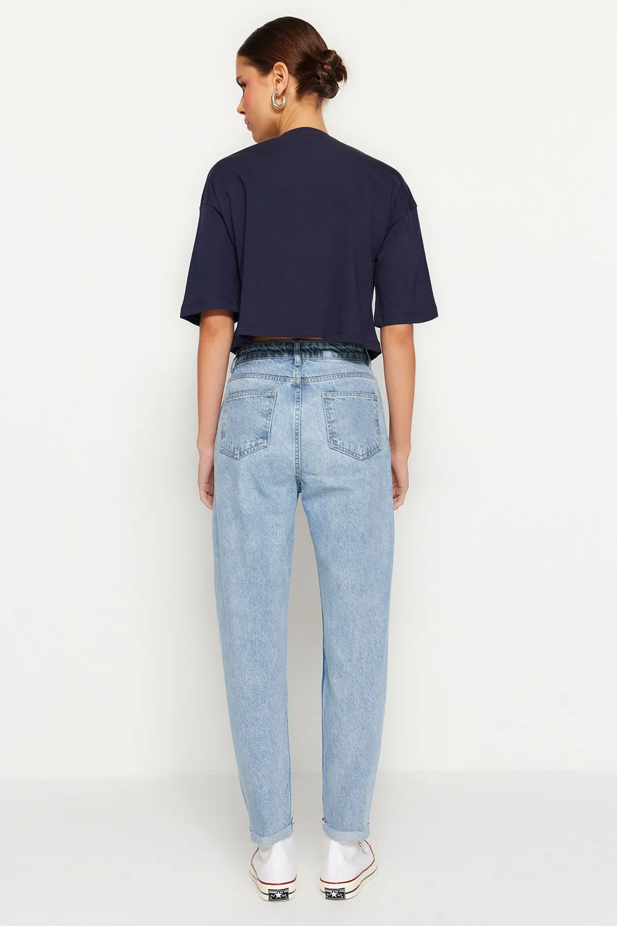 Trendyol Collection  Hellblaue zerrissene High-Bel-Mom-Jeans TWOSS23JE00230