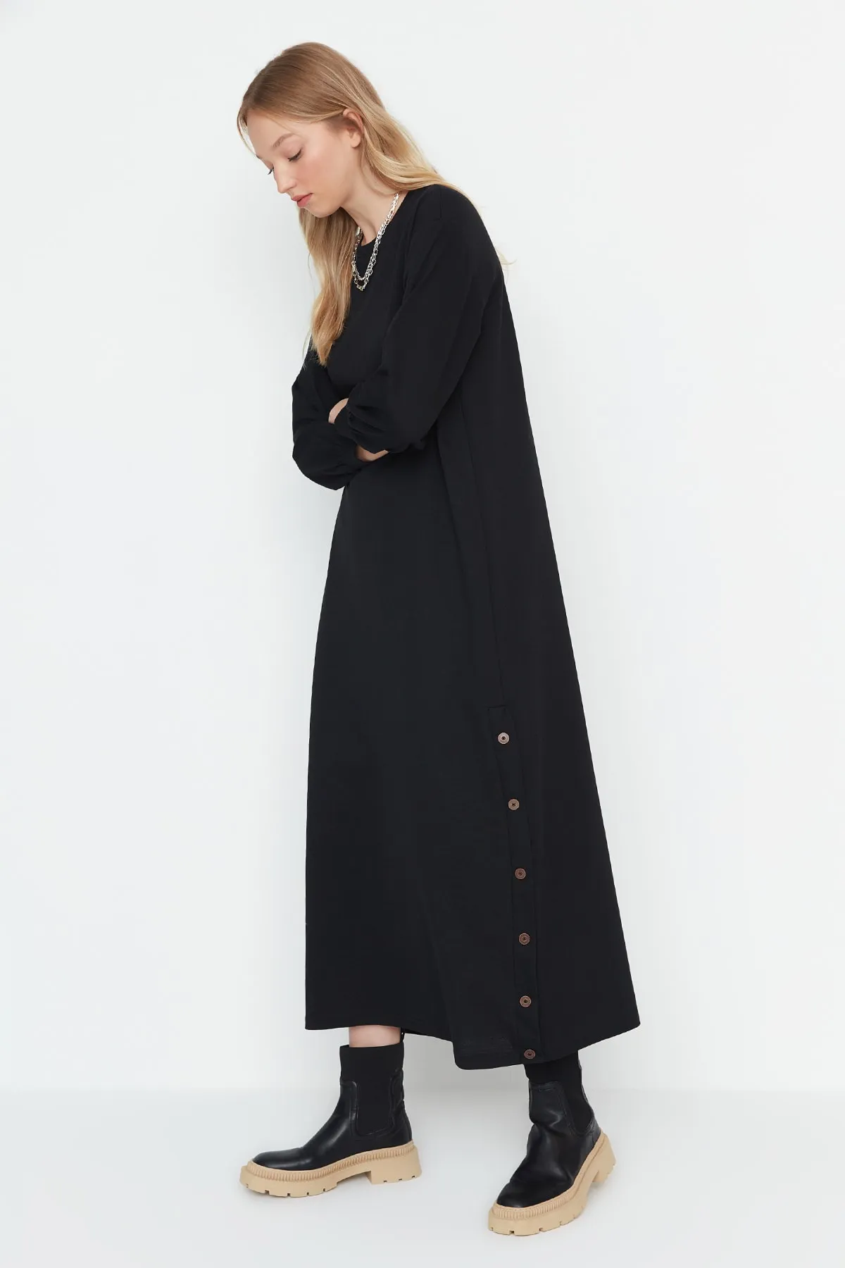 Trendyol Modest  Schwarzes Strickkleid mit Knöpfen und Rock TCTAW23EB00214