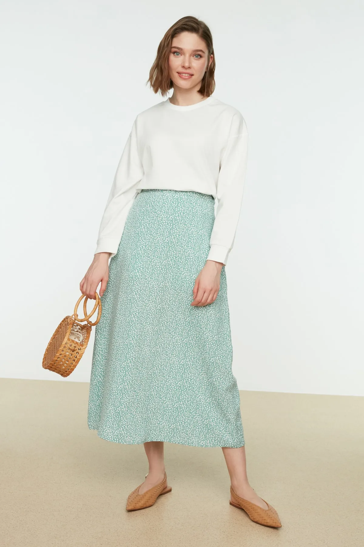 Trendyol Modest  Mintgrüner ausgestellter Rock aus Viskosegewebe mit Blumendruck TCTSS21ET0497