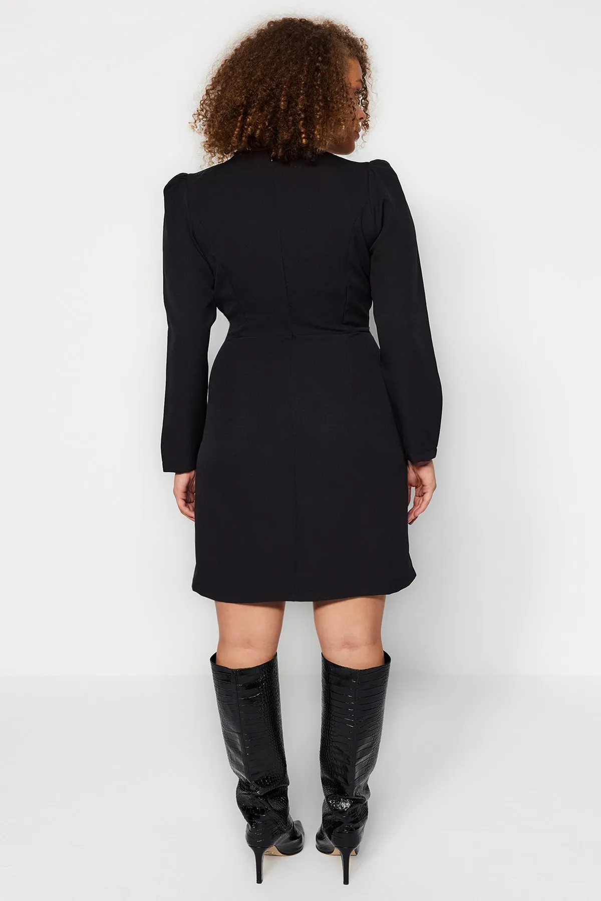 Trendyol Curve  Schwarzes Webkleid mit Ballonärmeln TBBAW24AH00038