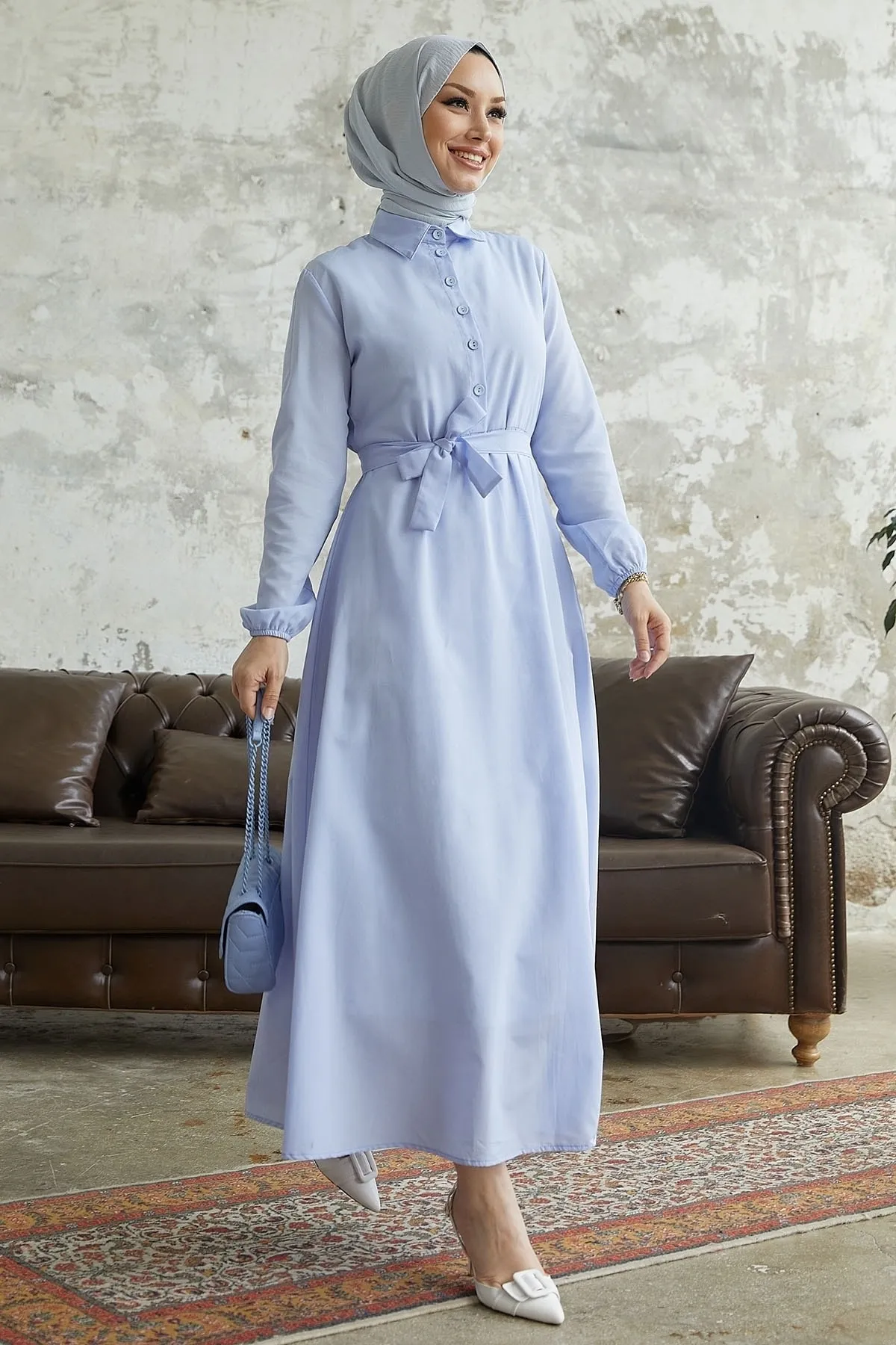 InStyle  Alerya Kleid mit Gürtel und Knöpfen – Babyblau