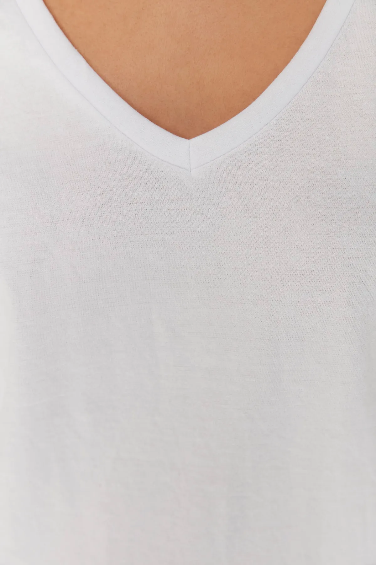 Trendyol Collection  Weißes Boyfriend-Strick-T-Shirt mit V-Ausschnitt TWOSS20TS0132
