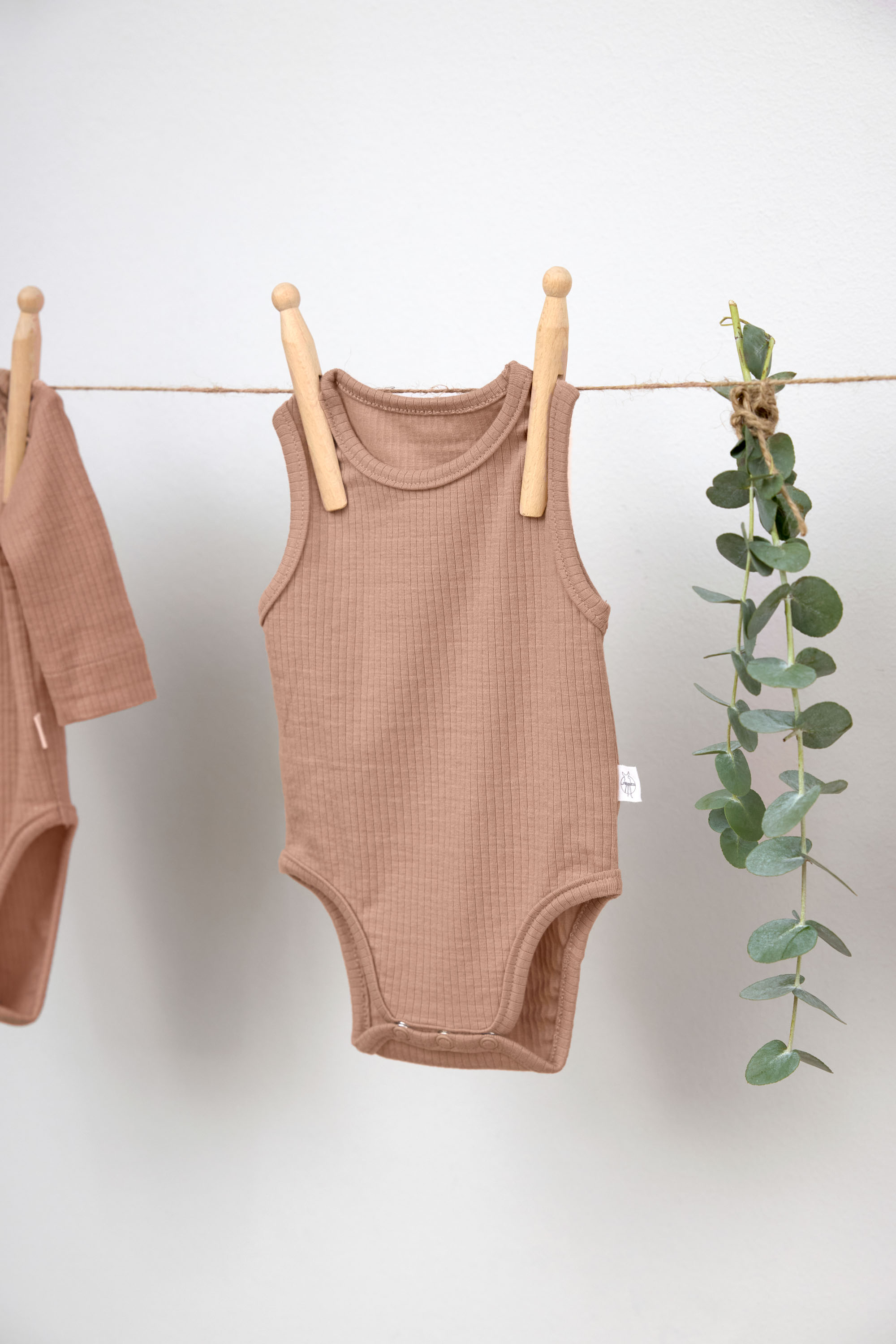 Baby Body - Ärmellos gerippt, Hellbraun