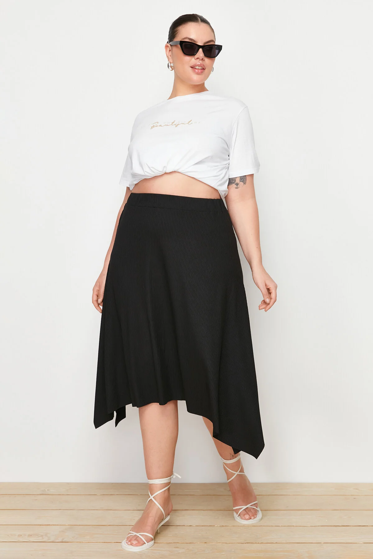 Trendyol Curve  Schwarzer asymmetrischer Strickrock TBSSS22ET0253