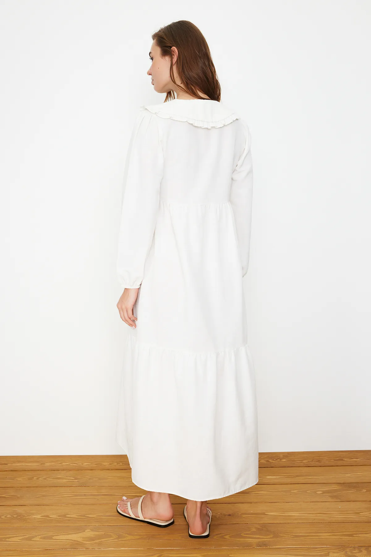 Trendyol Modest  Ecrufarbenes, gewebtes Kleid mit halber Knopfleiste und besticktem Kragen in Leinenoptik TCTSS23EB00257