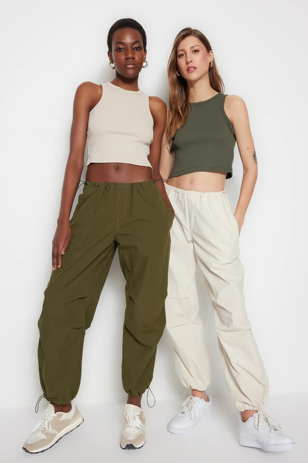 Trendyol Collection  Khaki-Beige 2er-Pack tailliertes/tailliertes Crop-Neckholder-Tanktop aus geripptem flexiblem Strick TWOSS21AL0058
