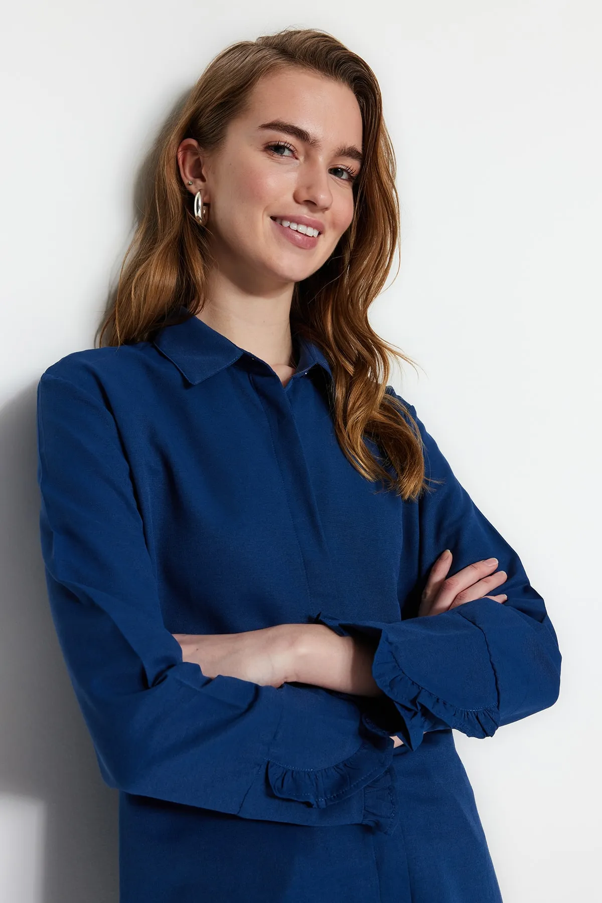 Trendyol Modest  Indigoblaues Hemd aus gewebter Baumwolle mit Rüschen im Denim-Look TCTSS23TG00042